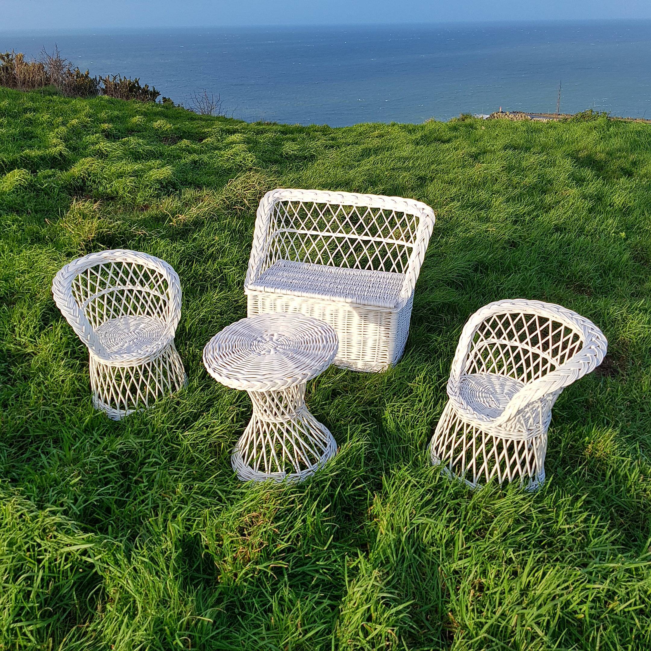 Trunk show white rattan for kids with bench seats and table