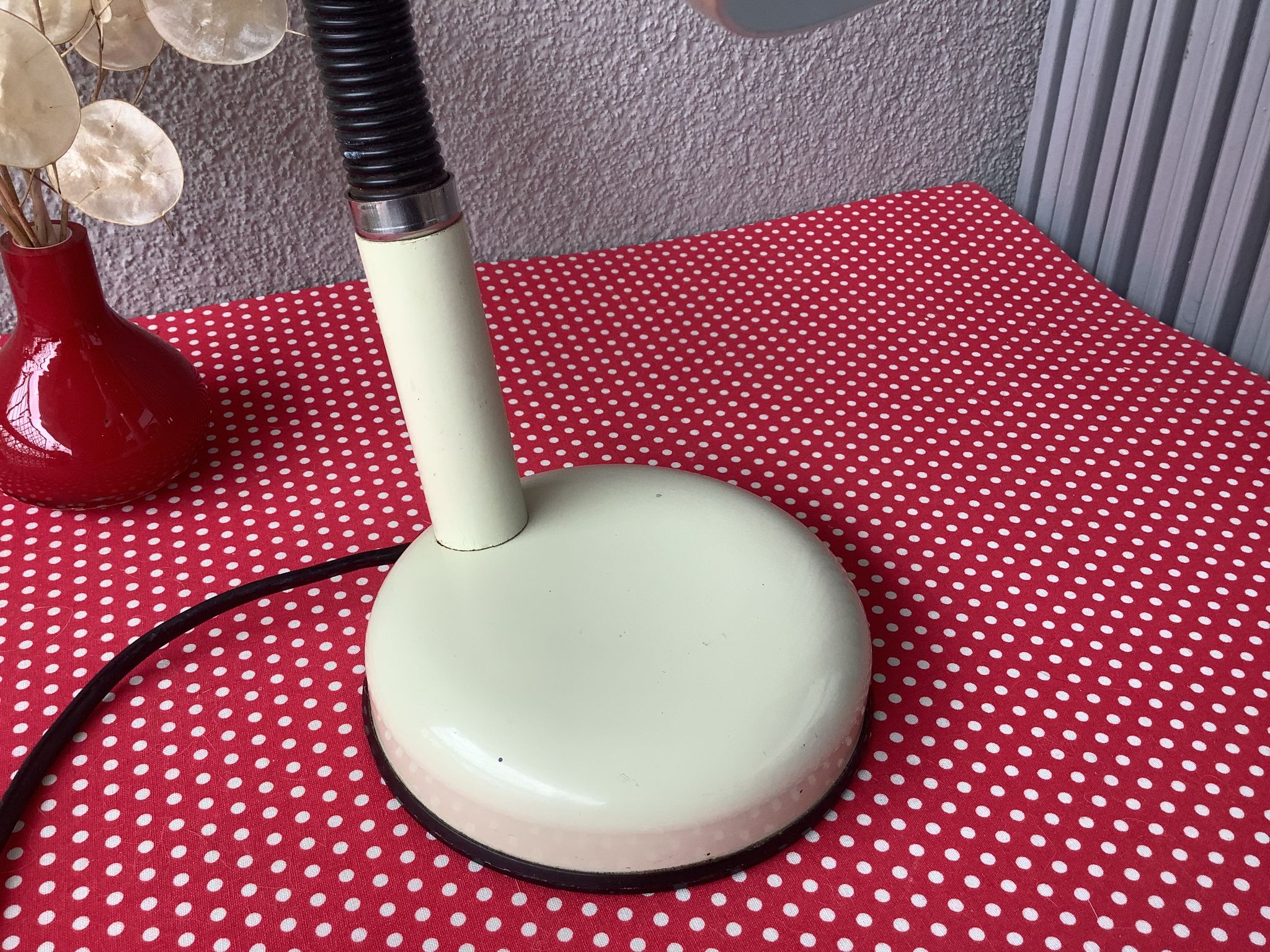 Beige metal space age lamp