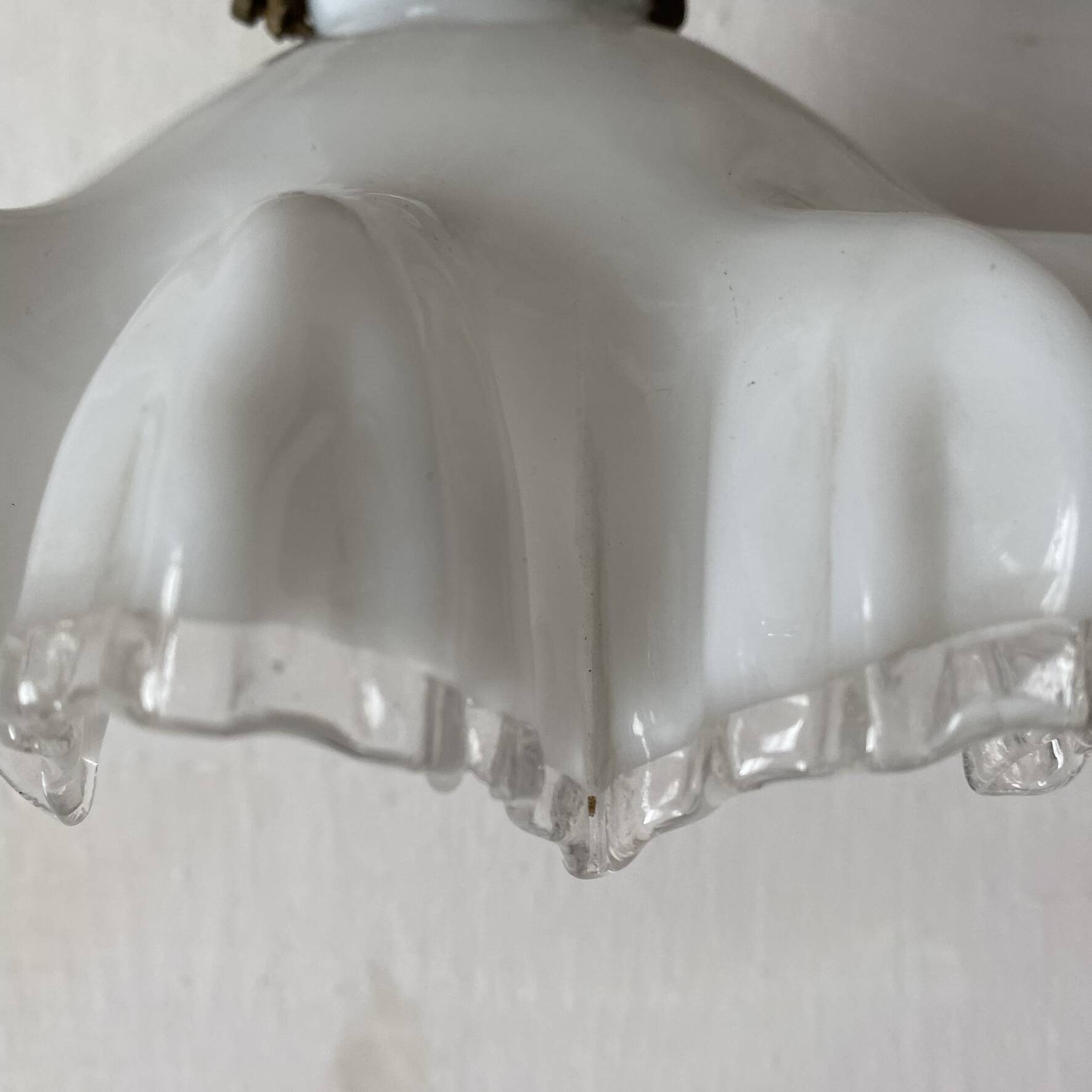 Ancien plafonnier opaline dentelée