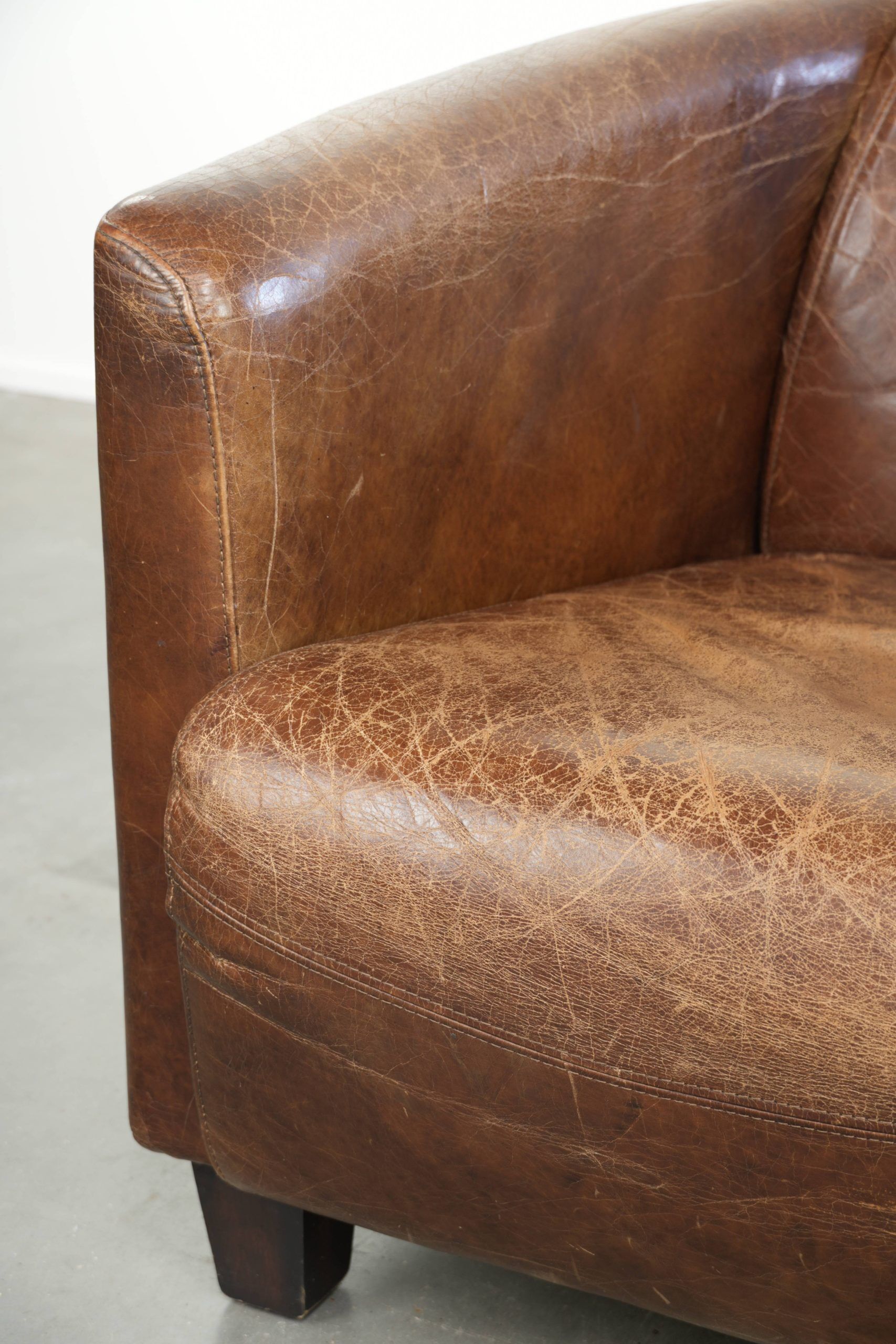 Fauteuil design aviateur en cuir de vache couleur cognac robuste