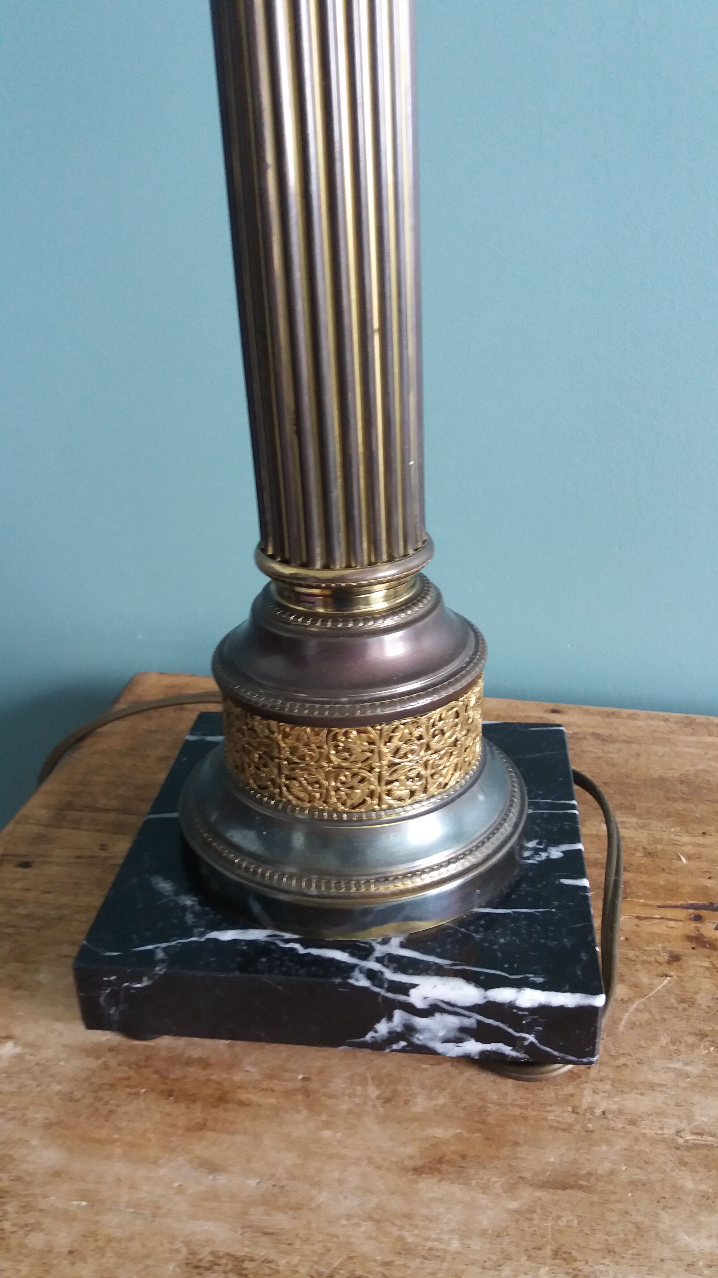 Antique column lamp in marble and gilded metal