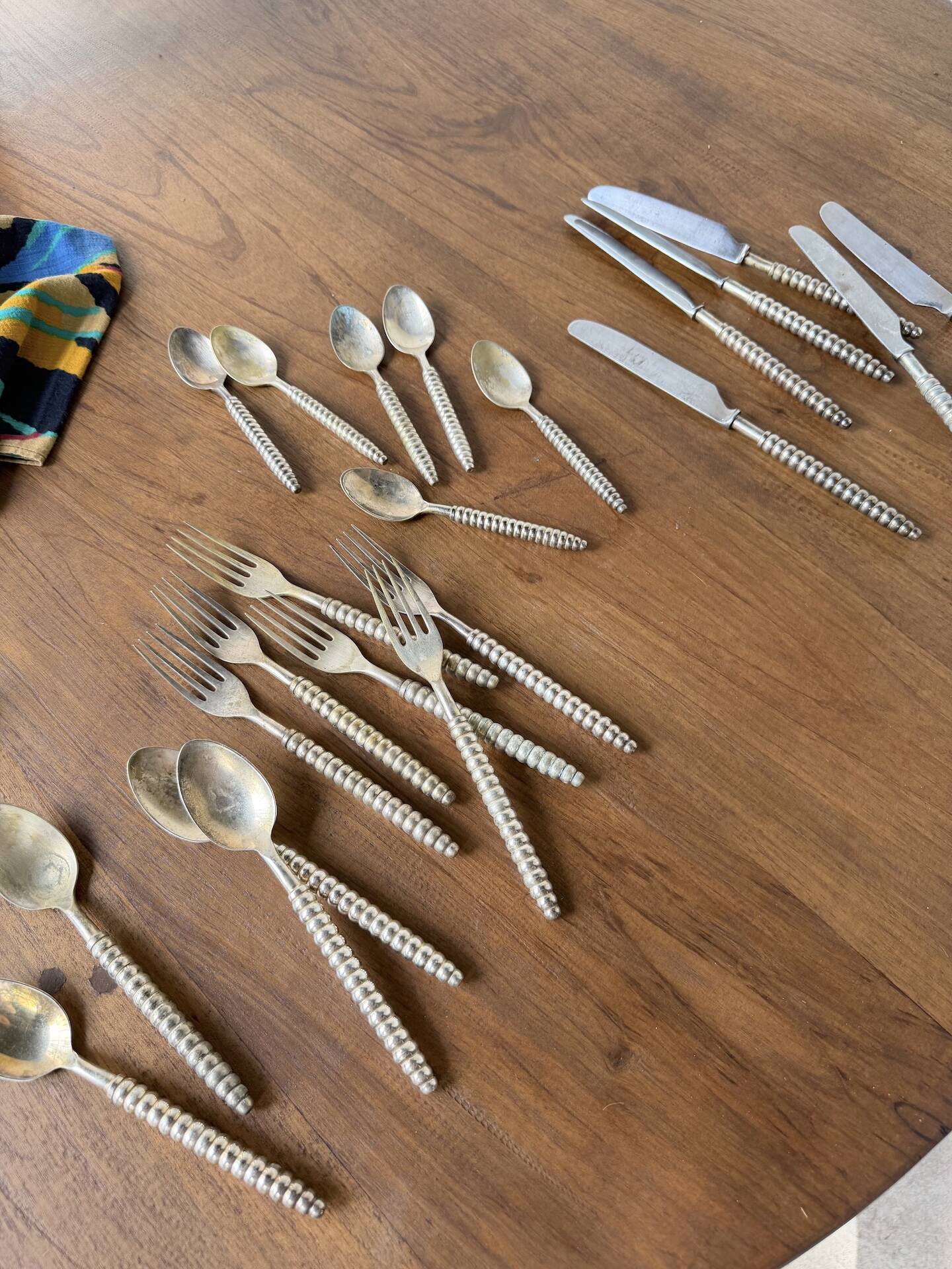 Set of silver-plated graphic cutlery for 6 people.