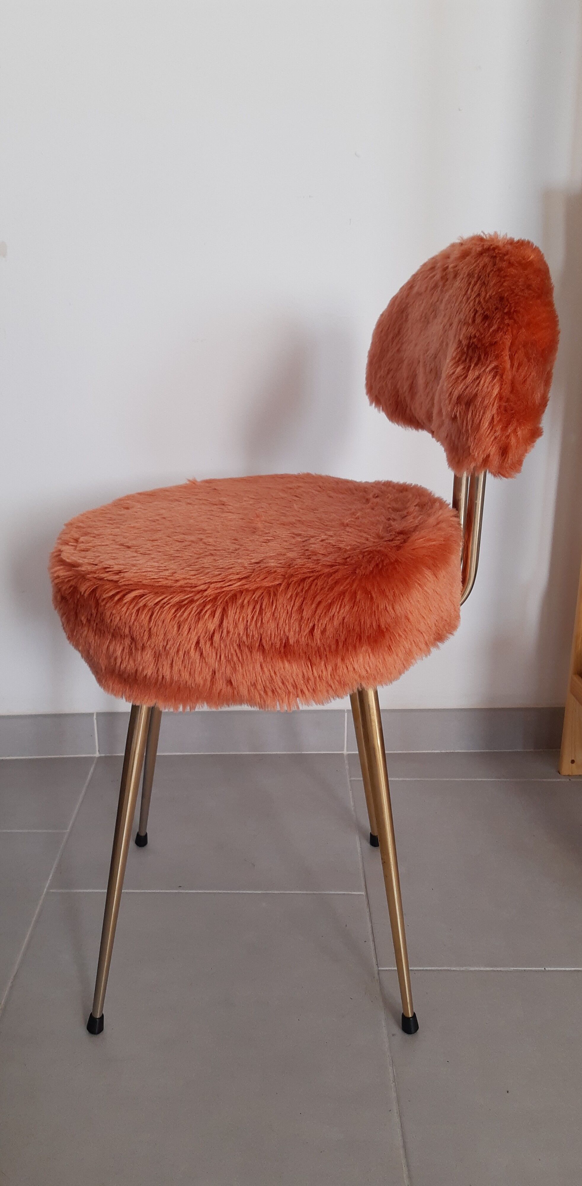 Chaise vintage moumoute Pelfran couleur saumon