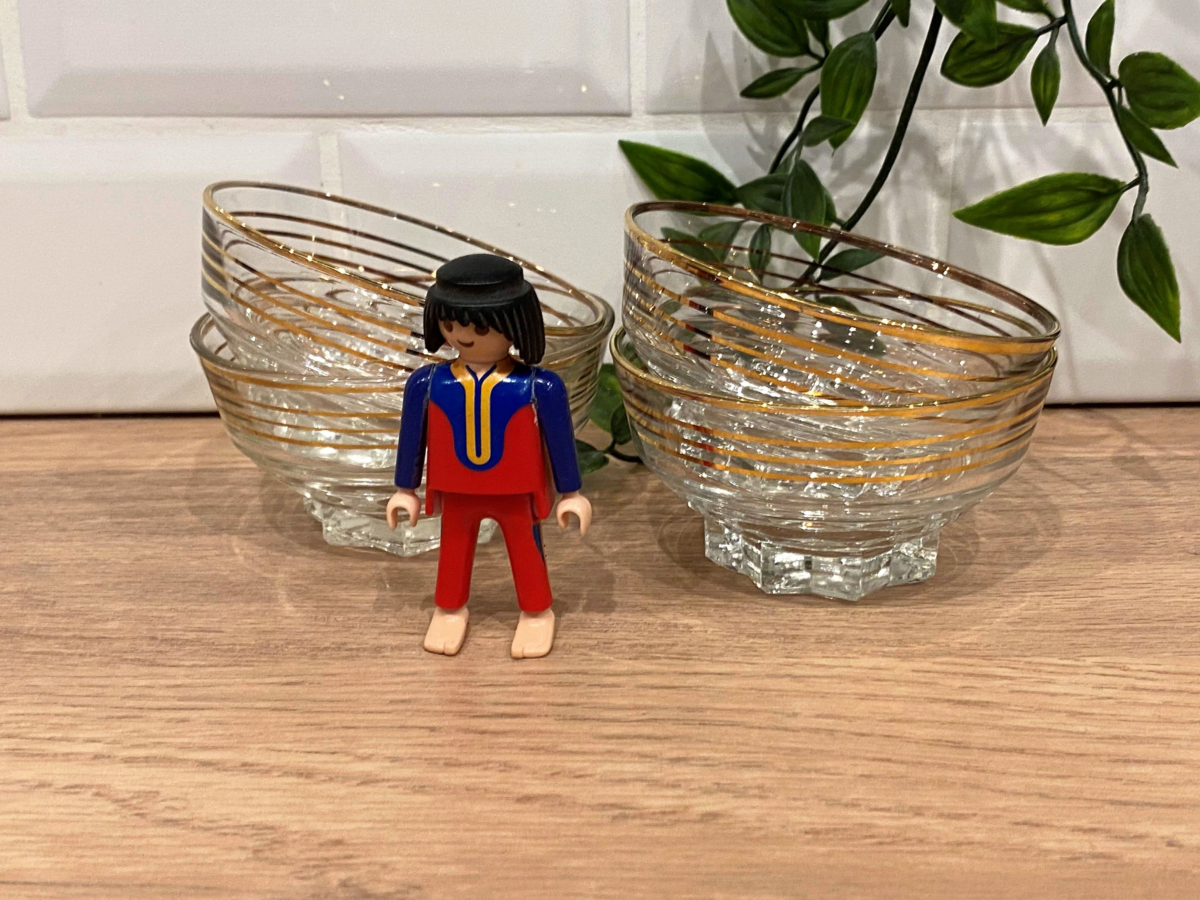 Set of 4 glasses of golden border champagne