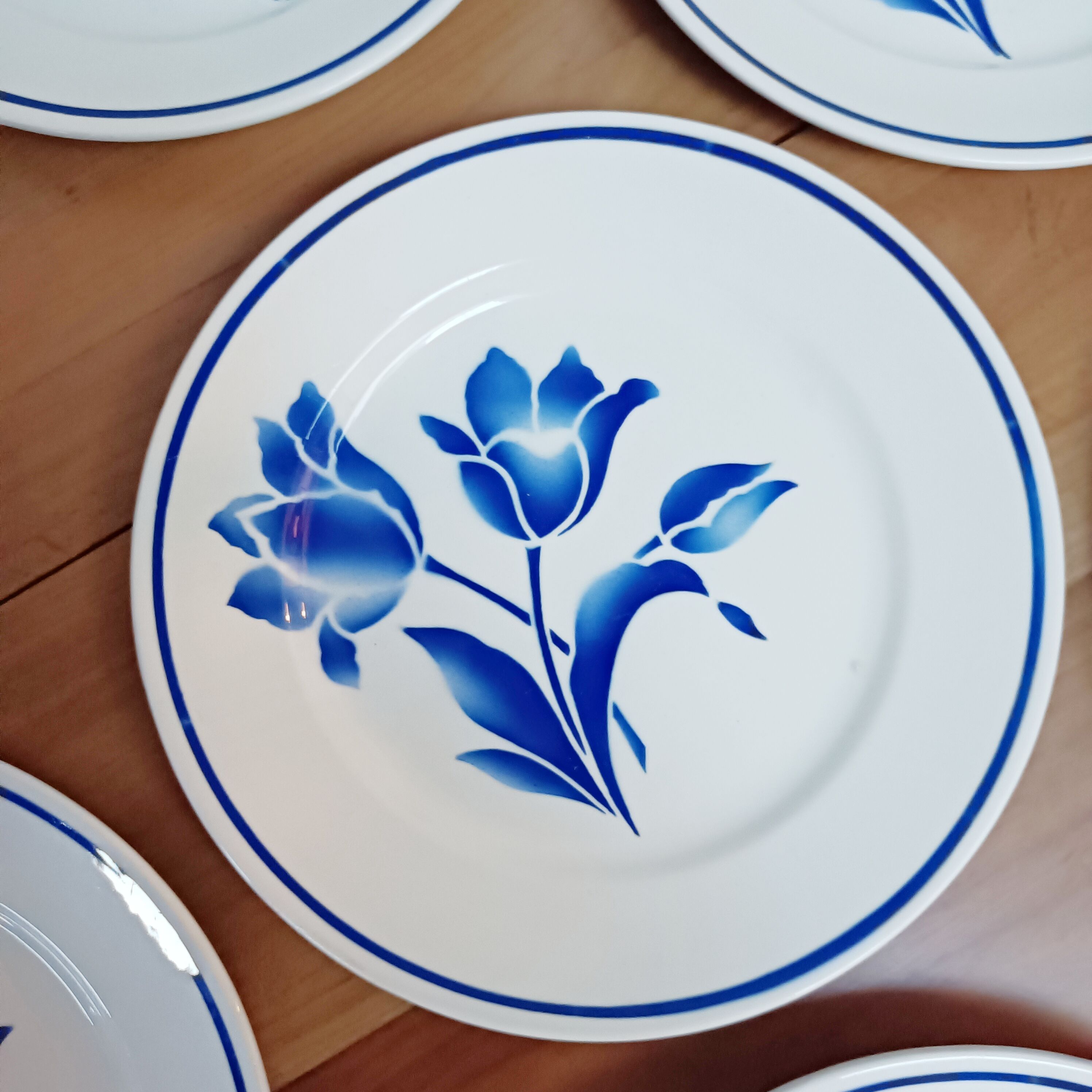 Lot de 8 assiettes plates Badonviller, Brétigny, fleurs bleues