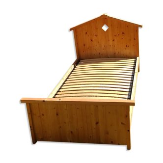 Children's bed in solid pine