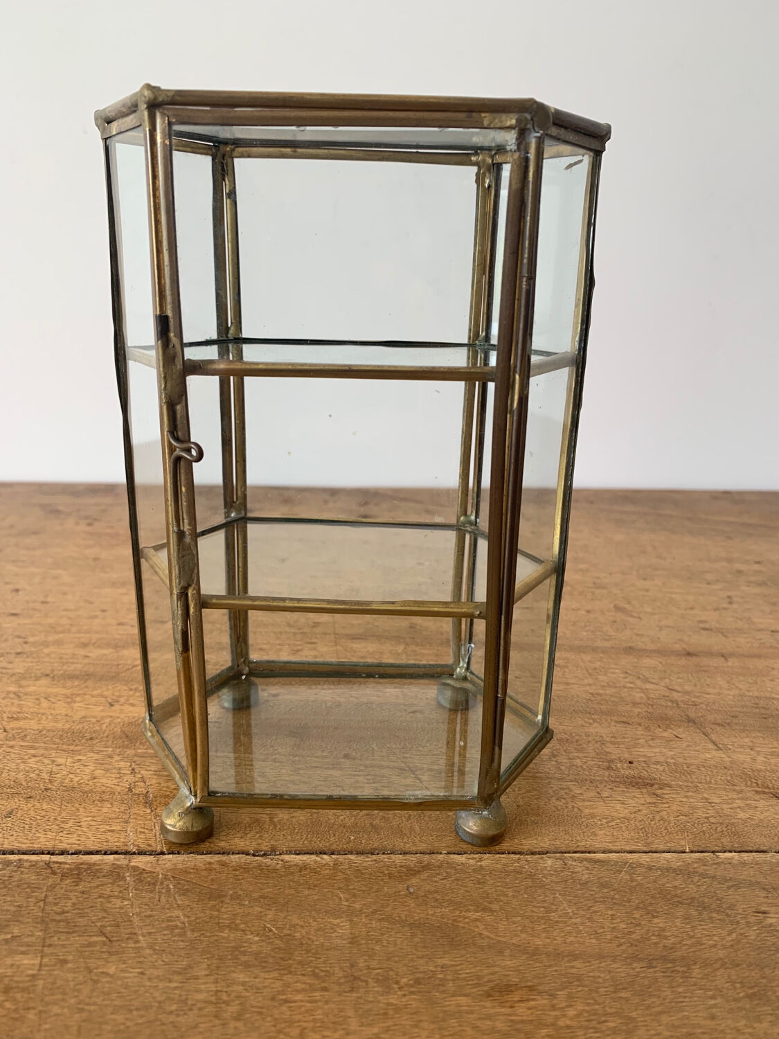 Petite vitrine vintage en verre et laiton