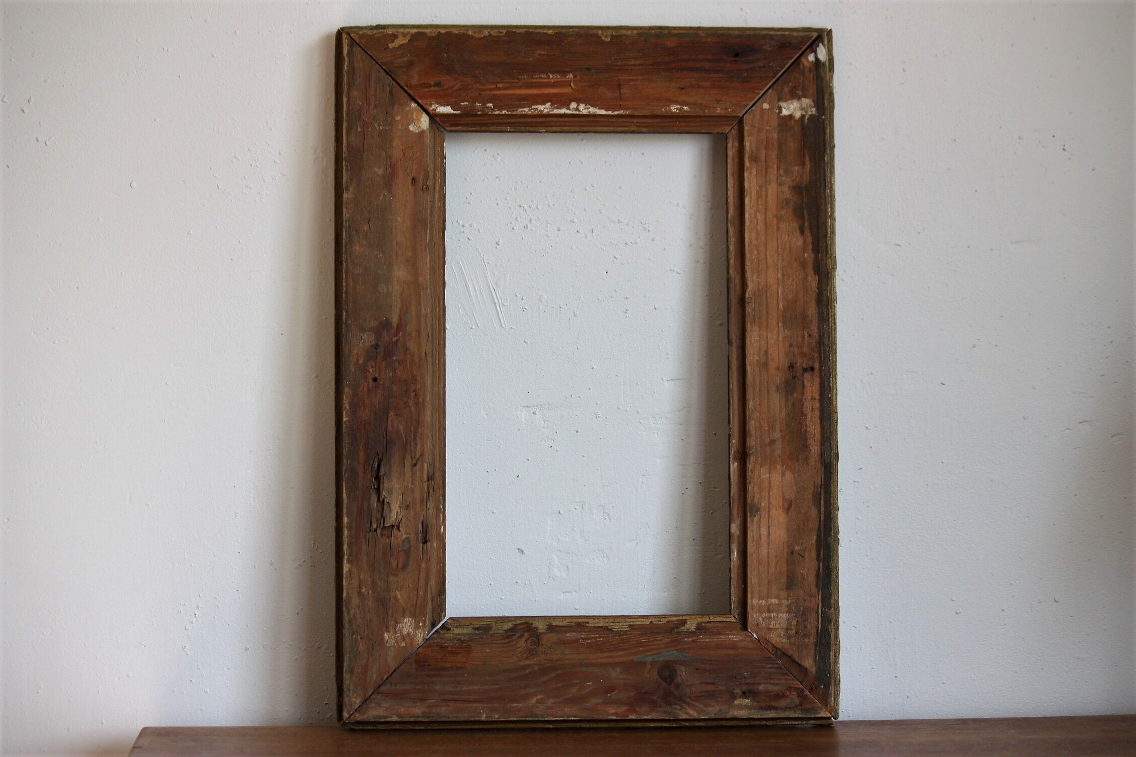 Gilded wooden and stucco frame