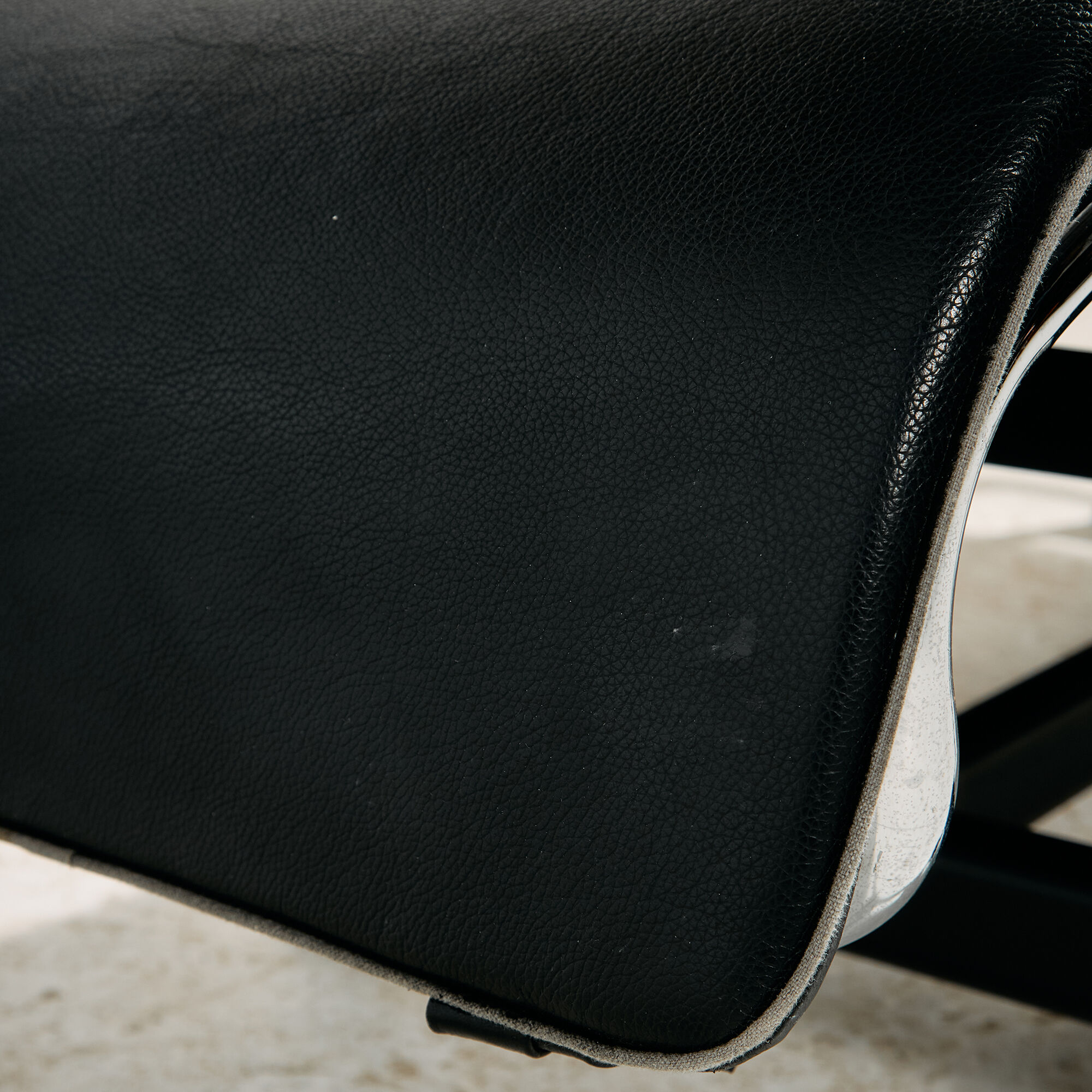 Fauteuil lounge LC4 par Alivar