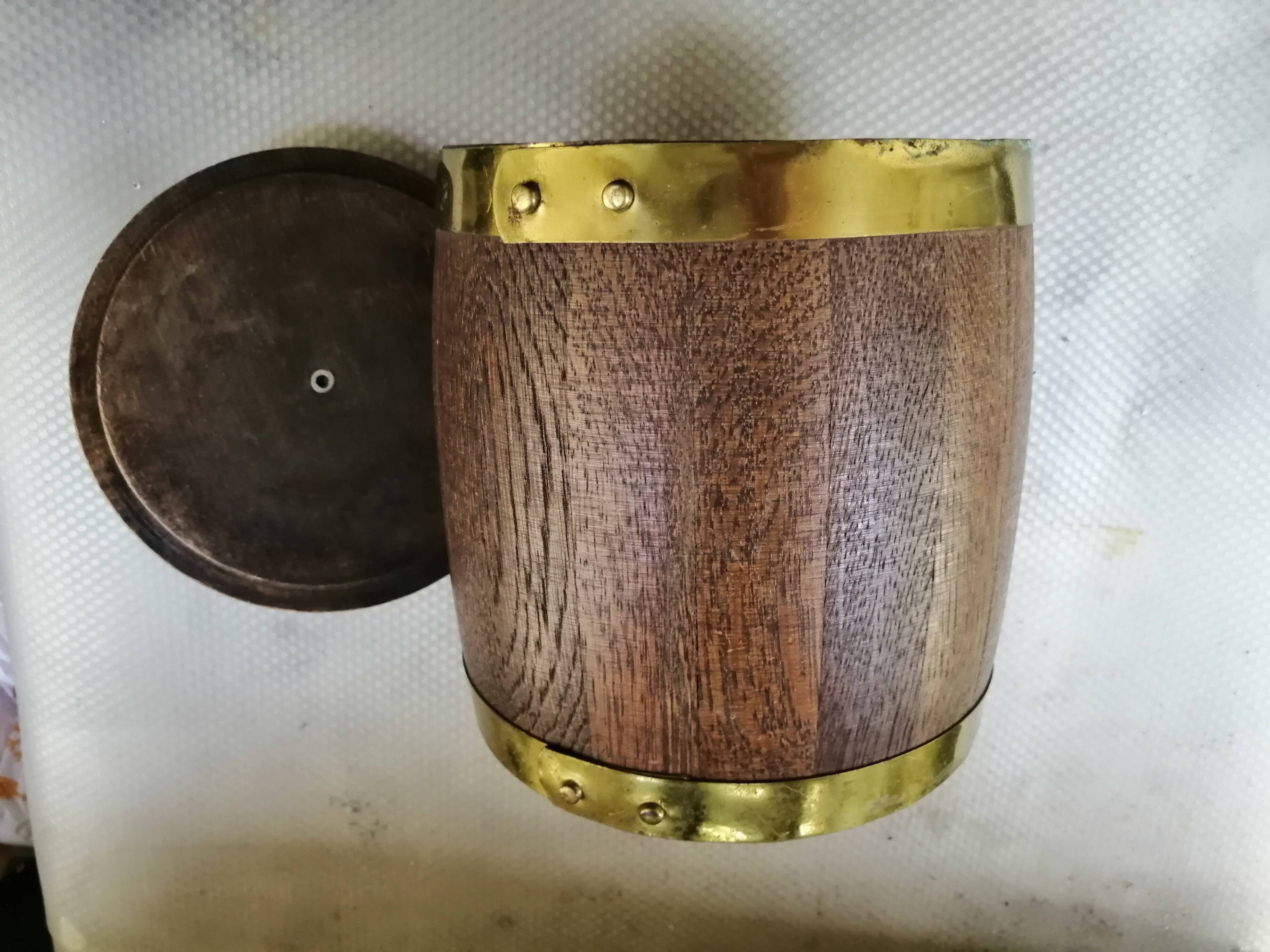 Ice bucket in late 19th Country