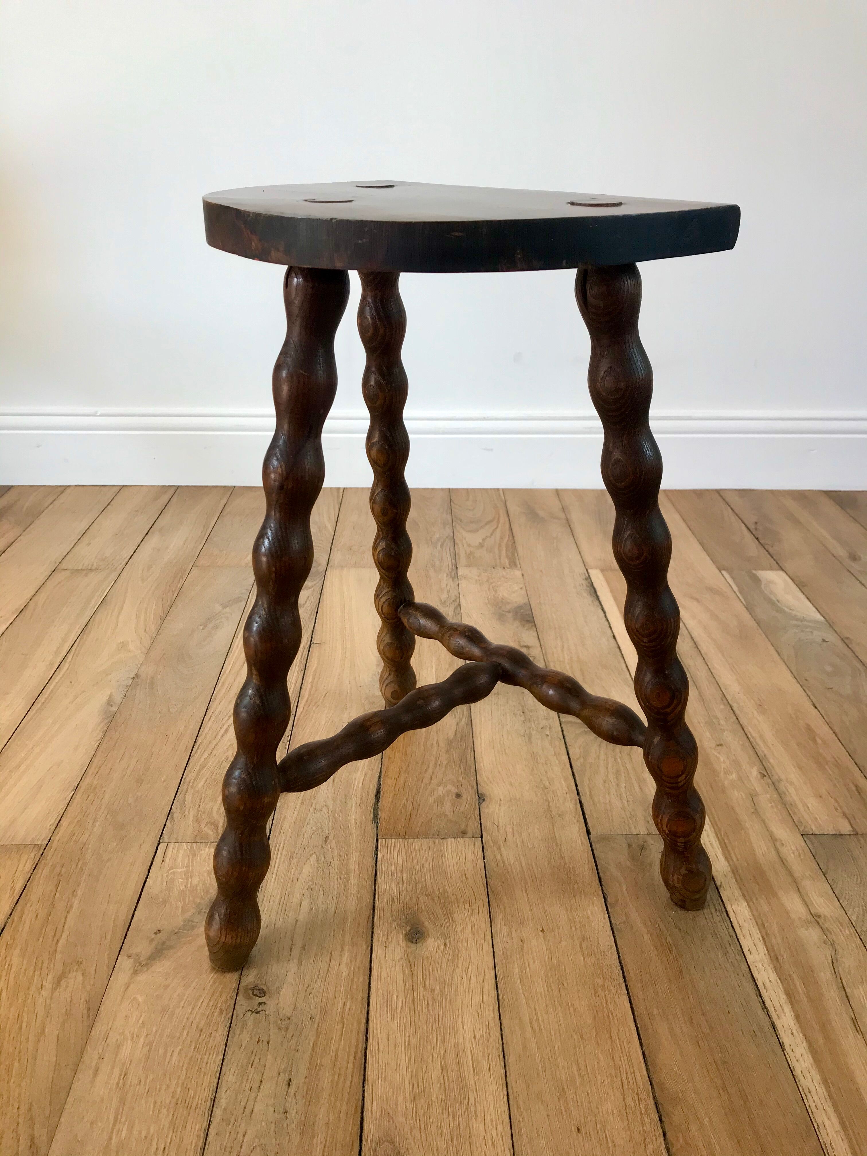 Tripod stool in beaded wood / turned 40s