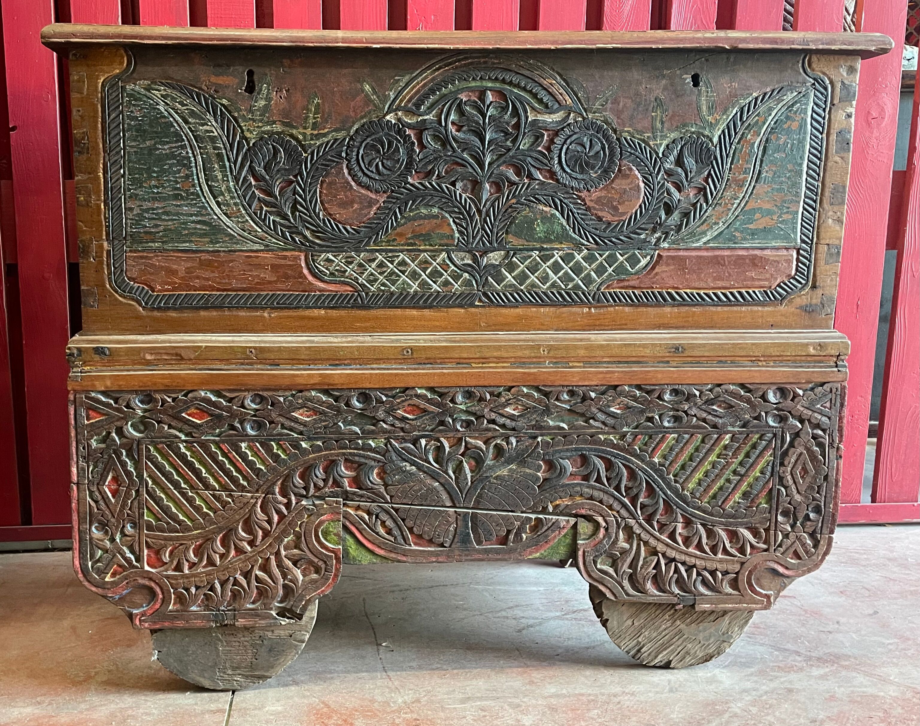 19th century merchant's chest on wheels, Indénosie, Madura island