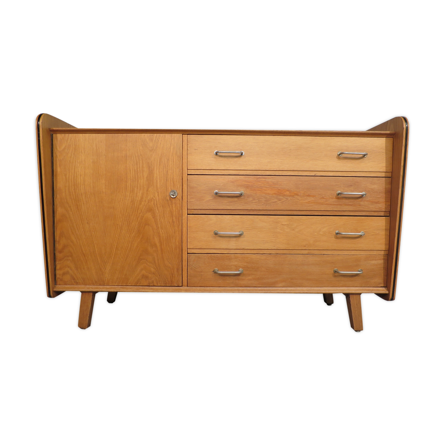 Vintage chest of drawers at bords