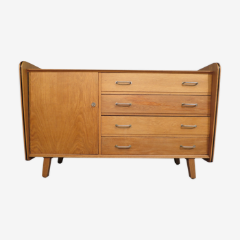 Vintage chest of drawers at bords