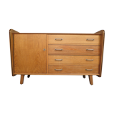 Vintage chest of drawers at bords