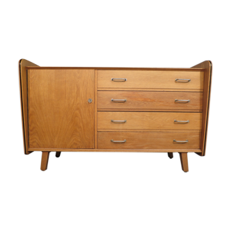 Vintage chest of drawers at bords