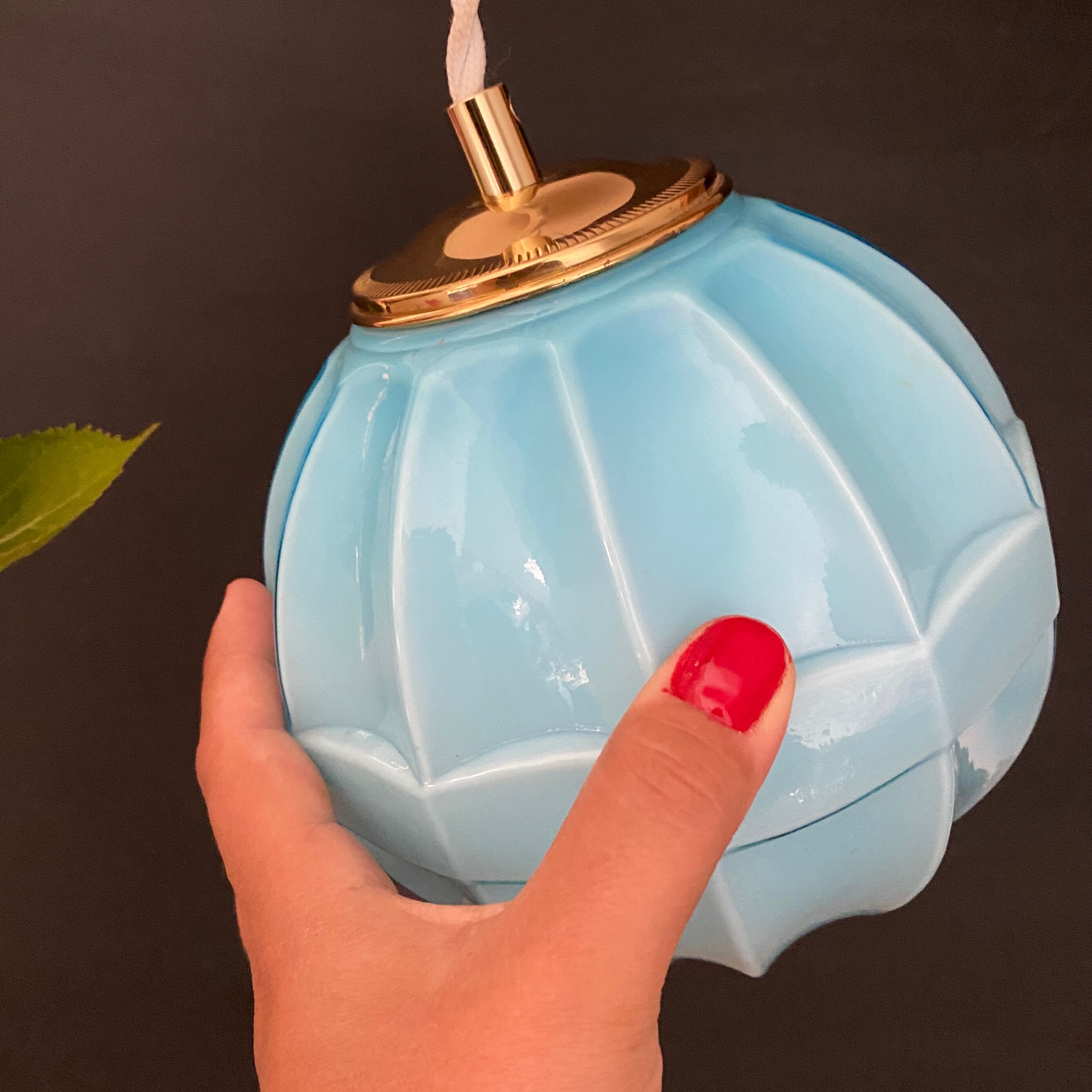Suspension globe vintage en opaline bleue