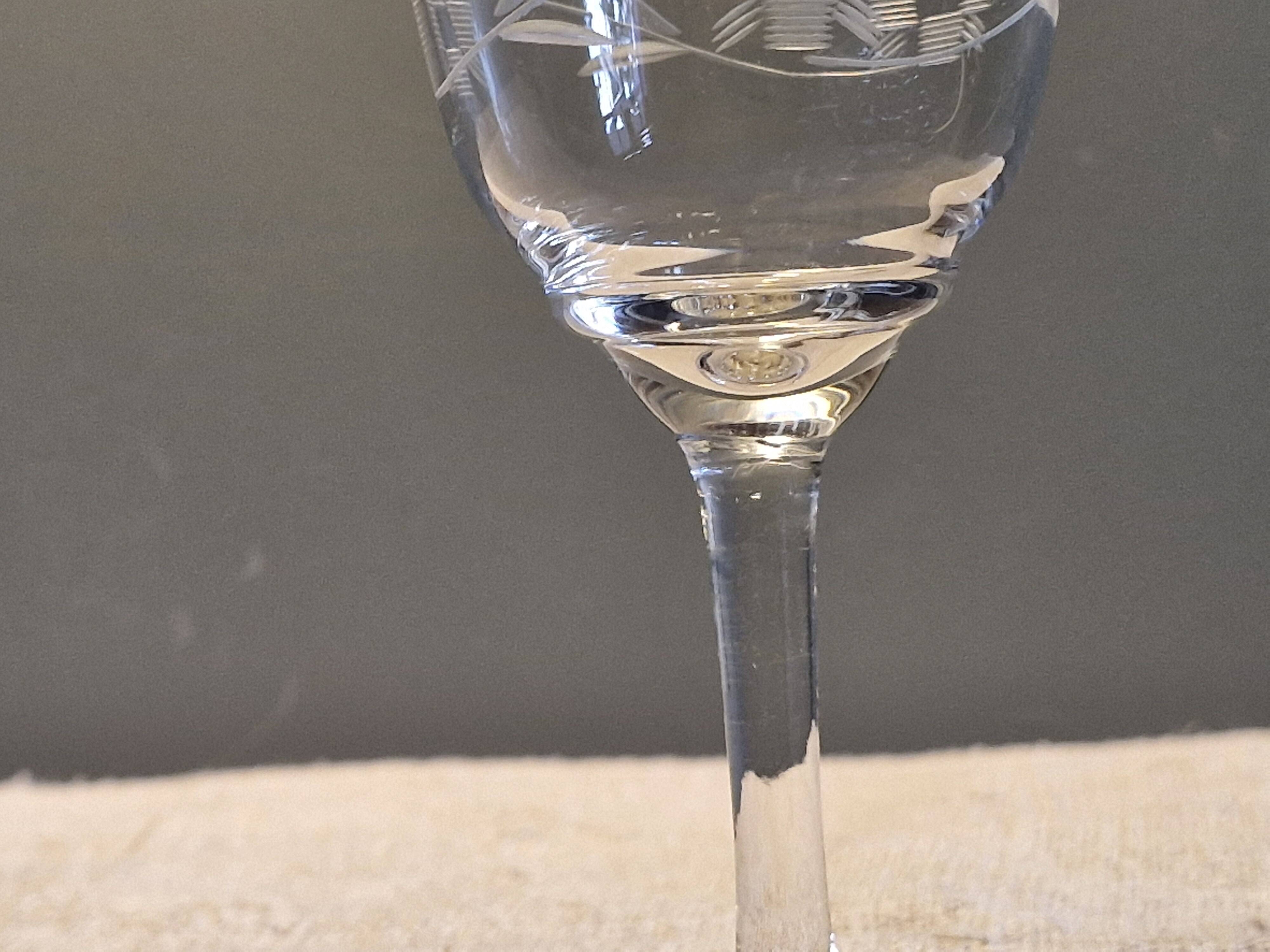 7 antique white wine/port glasses in crystal in excellent condition.