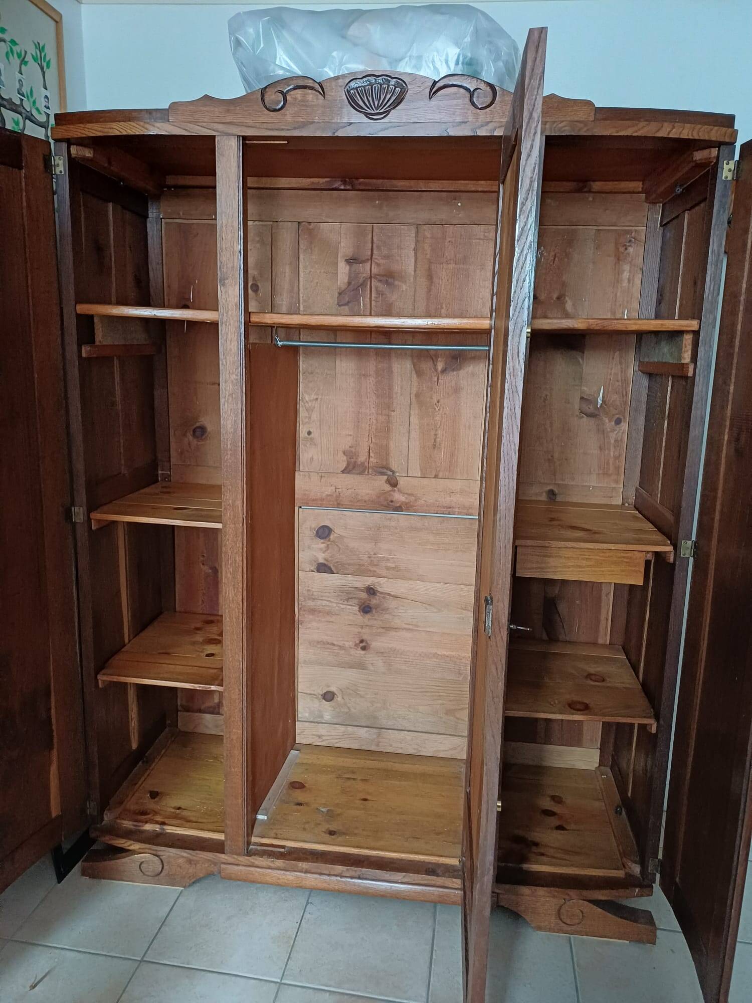 Antique wardrobe with 3 doors in solid wood and central mirror.