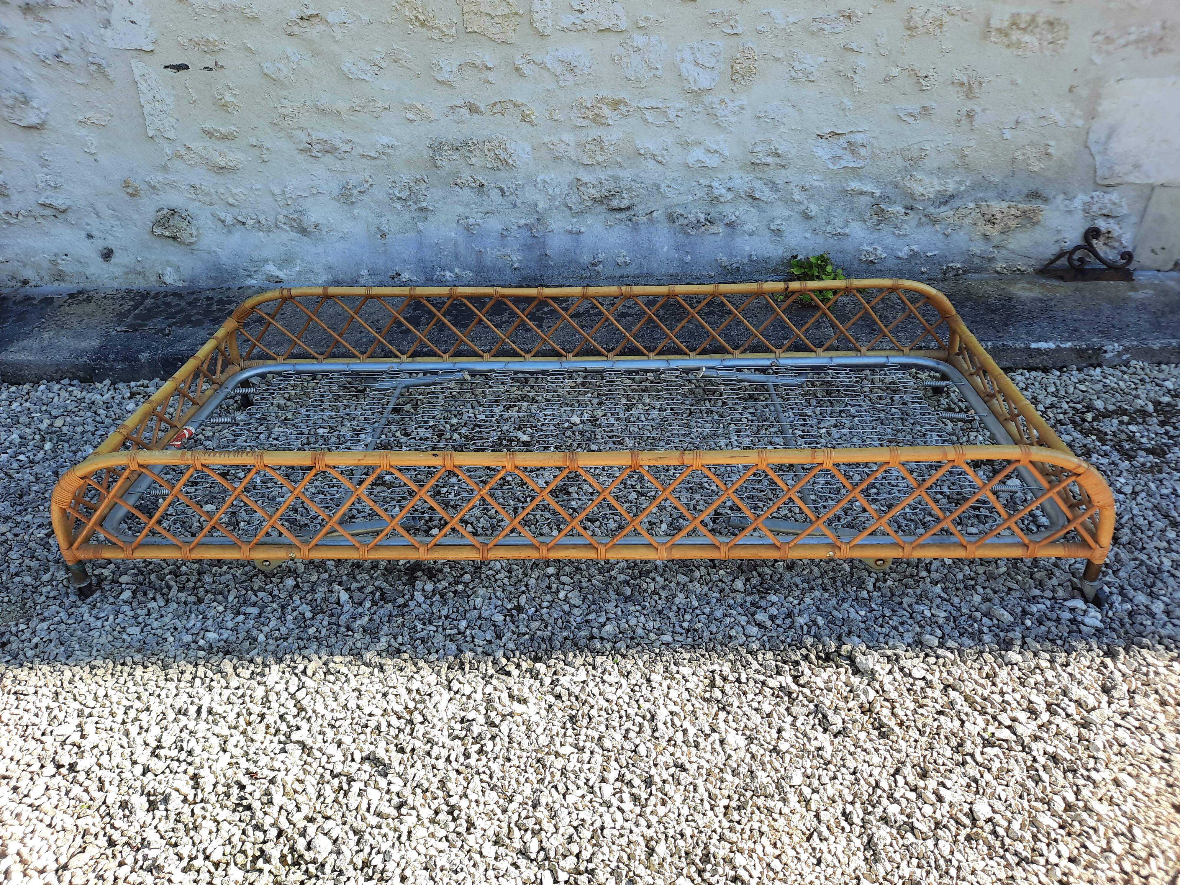 Lit en rotin vintage 1 place marque Ondaflex