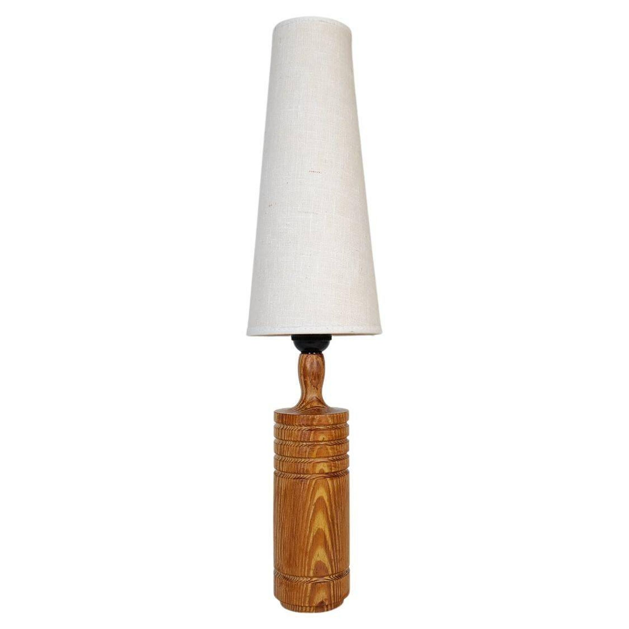 Mid-century modern sculptural table lamp in pine, 1970s.