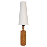 Mid-century modern sculptural table lamp in pine, 1970s.