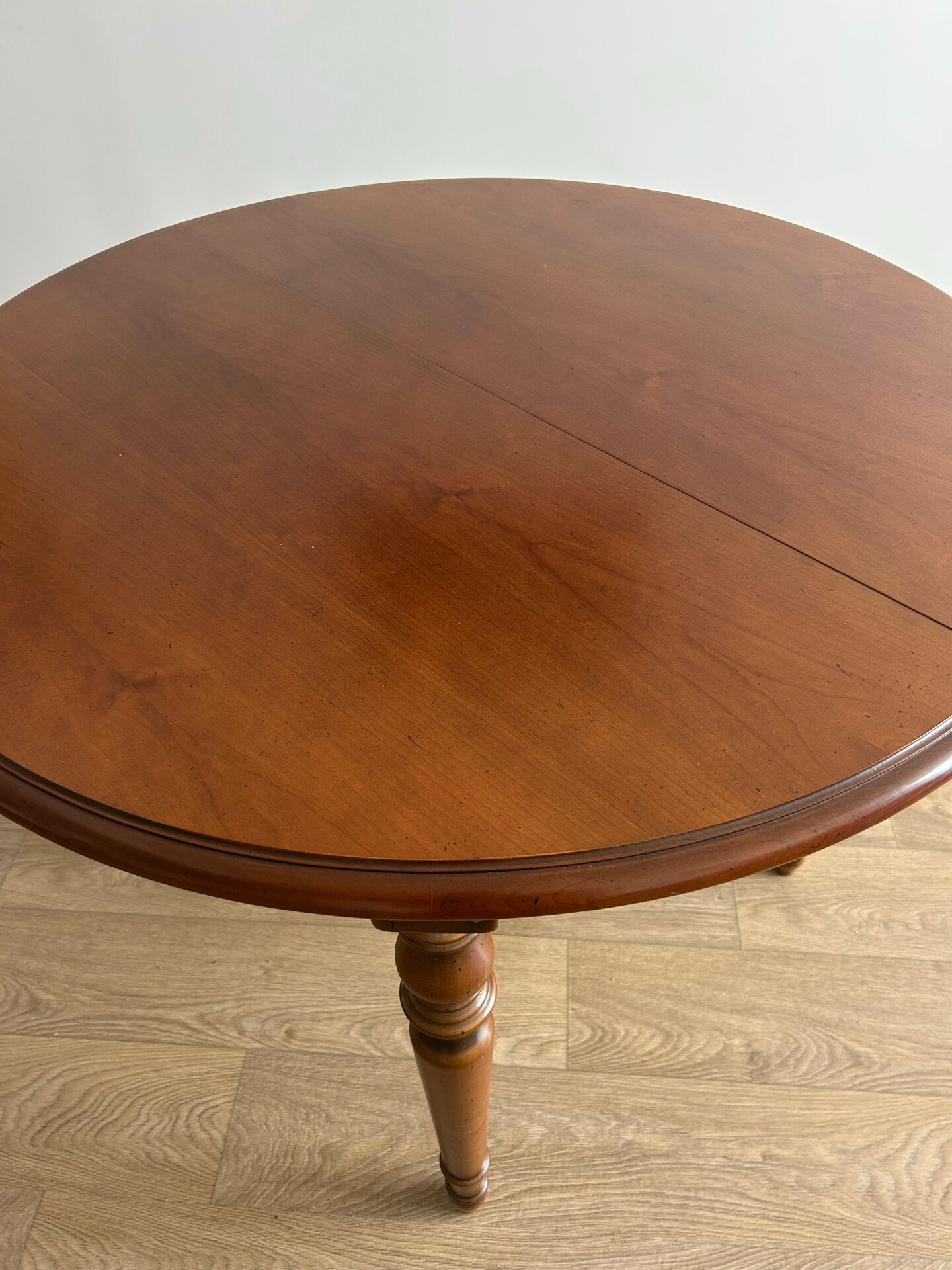 Round table in cherry wood - classic and timeless style