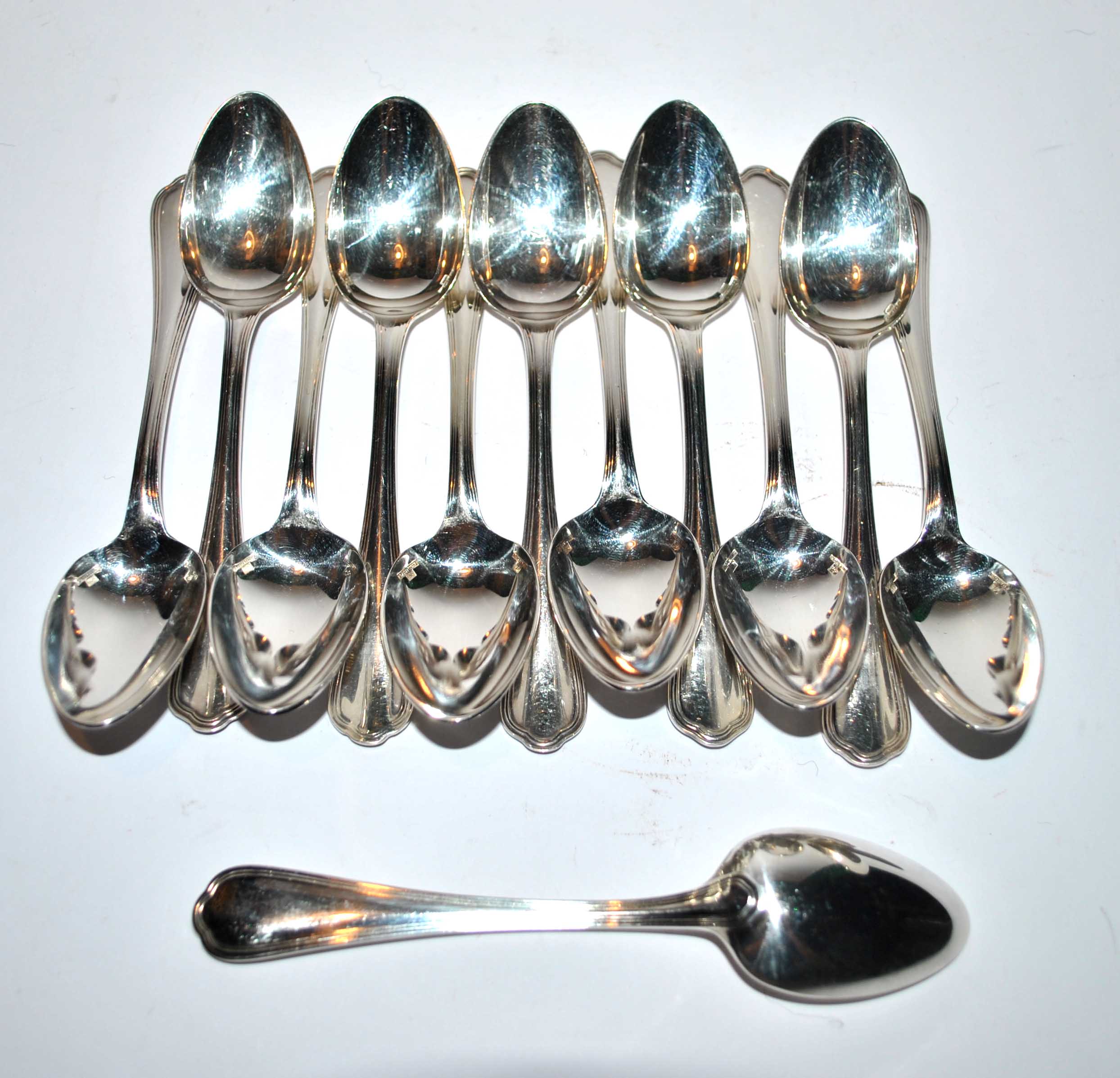 Série de 12 cuillères à café spatours en métal argenté au filet Christofle
