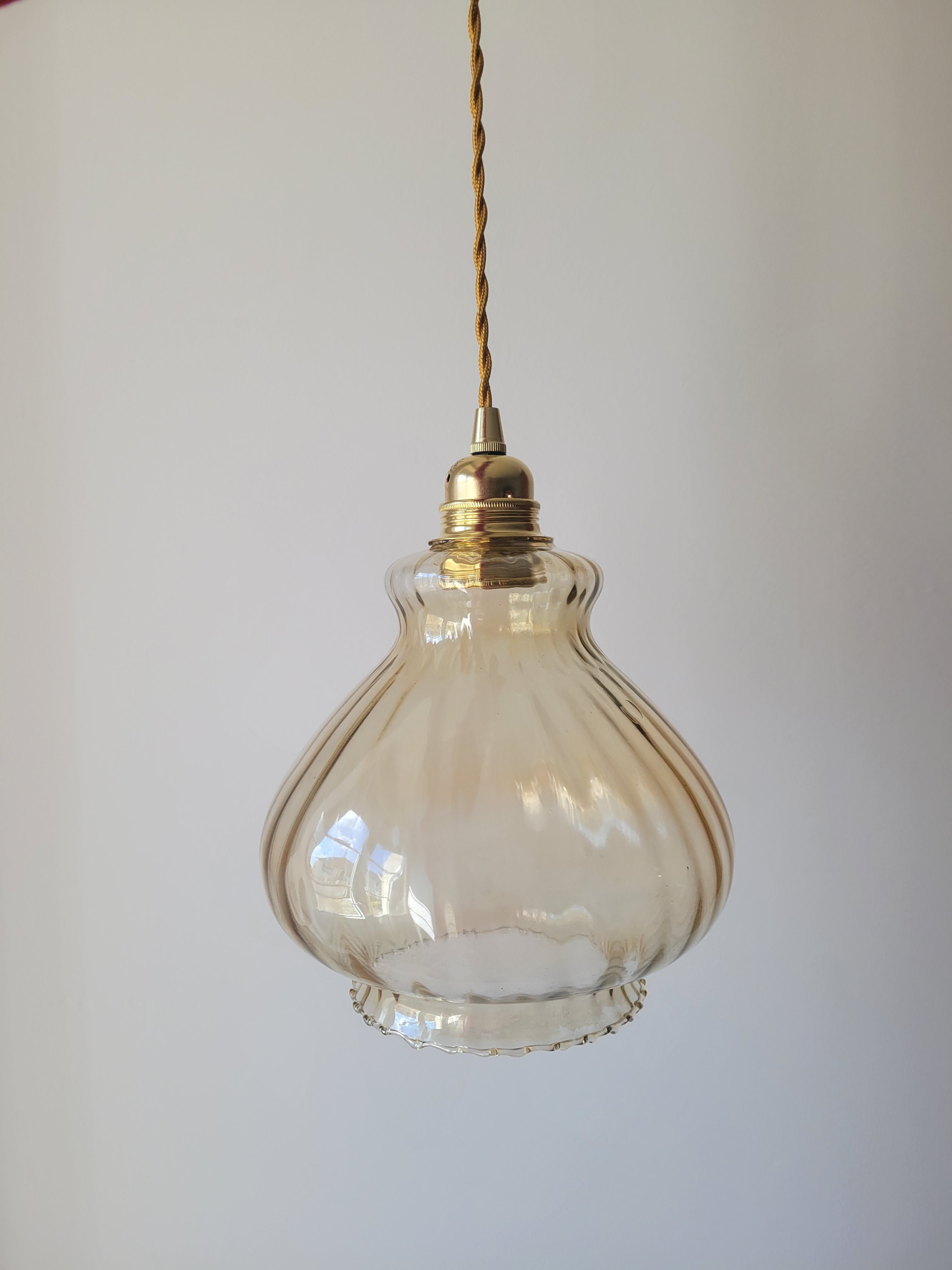 Suspension en verre fumé strié