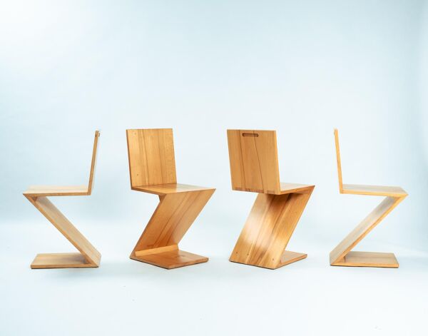 4 chaises modernes en bois de frêne Zig Zag après le design de Gerrit Rietveld, De Stijl années 1930.