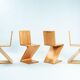 4 chaises modernes en bois de frêne Zig Zag après le design de Gerrit Rietveld, De Stijl années 1930.