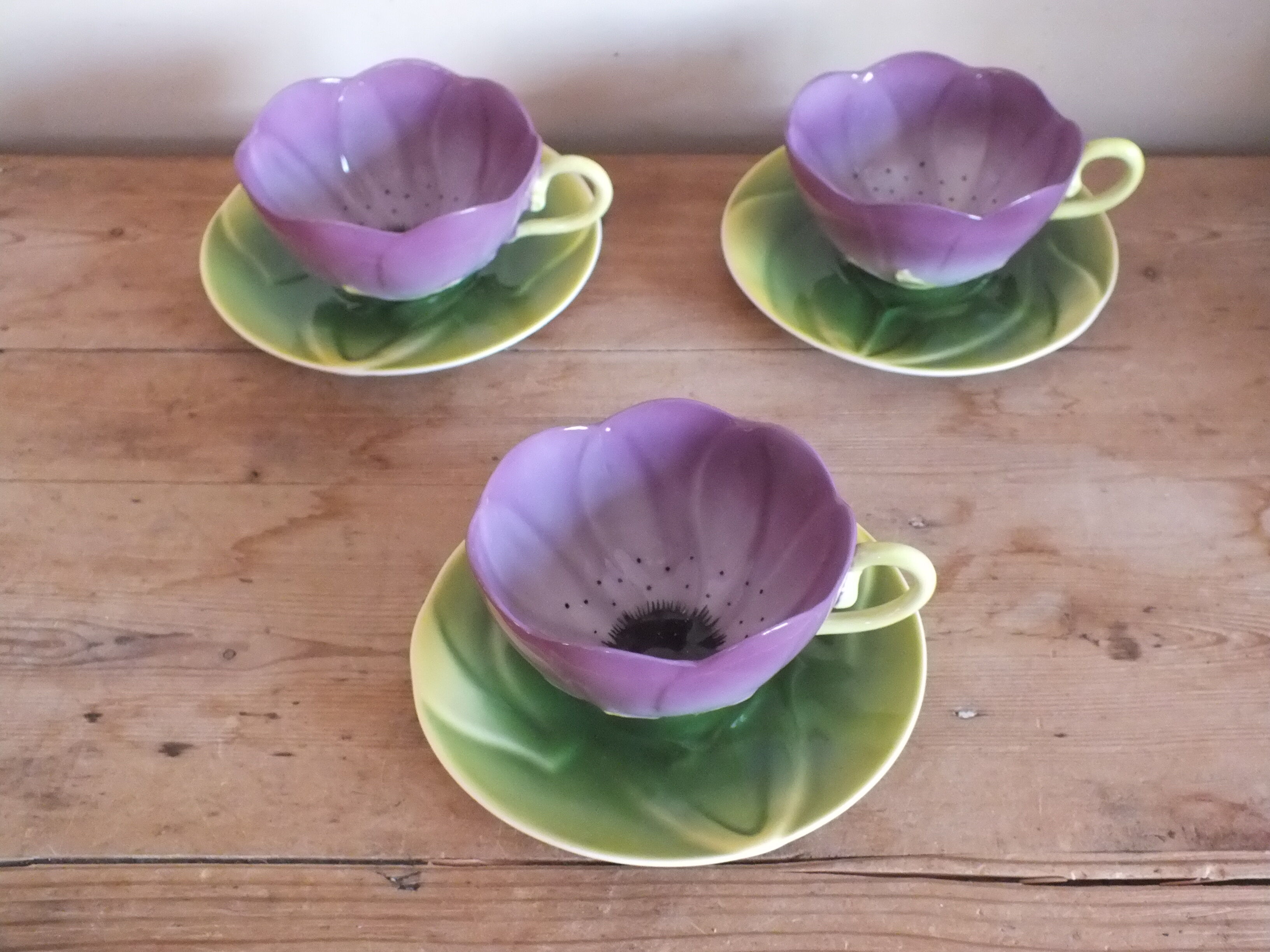 3 purple cups, porcelain flowers Geneviève Lethu