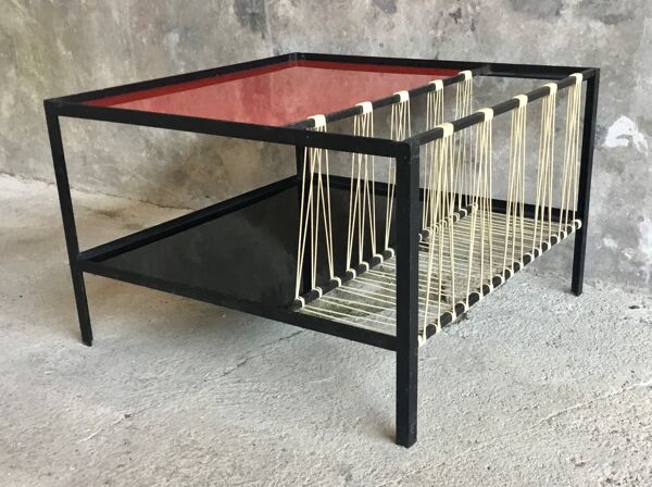 Table basse moderniste métallique à porte-revues en scoubidou design 1950