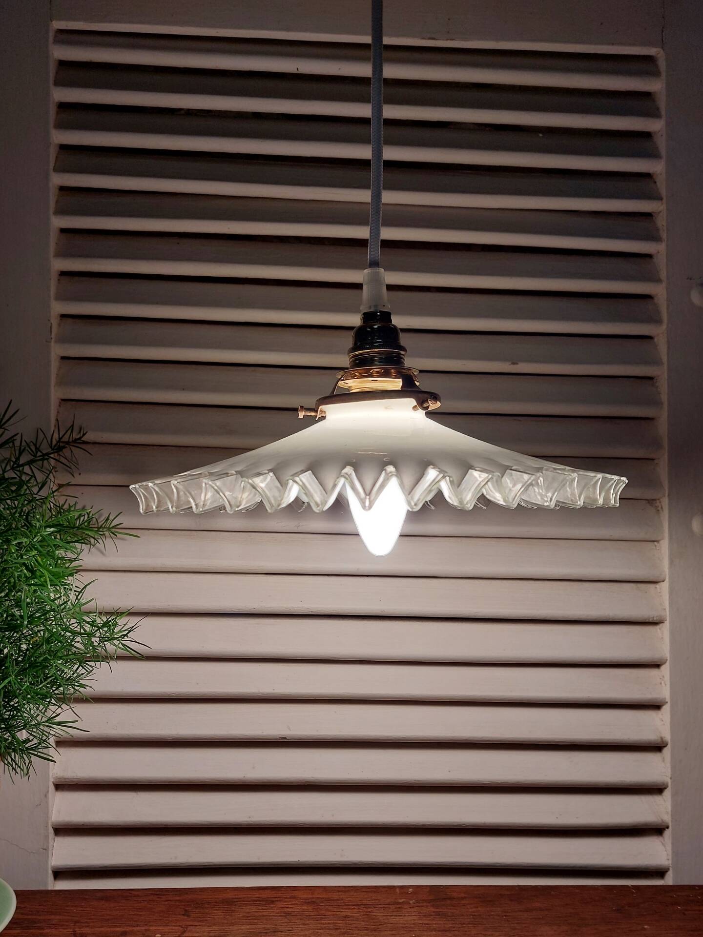 Suspension in white opaline
