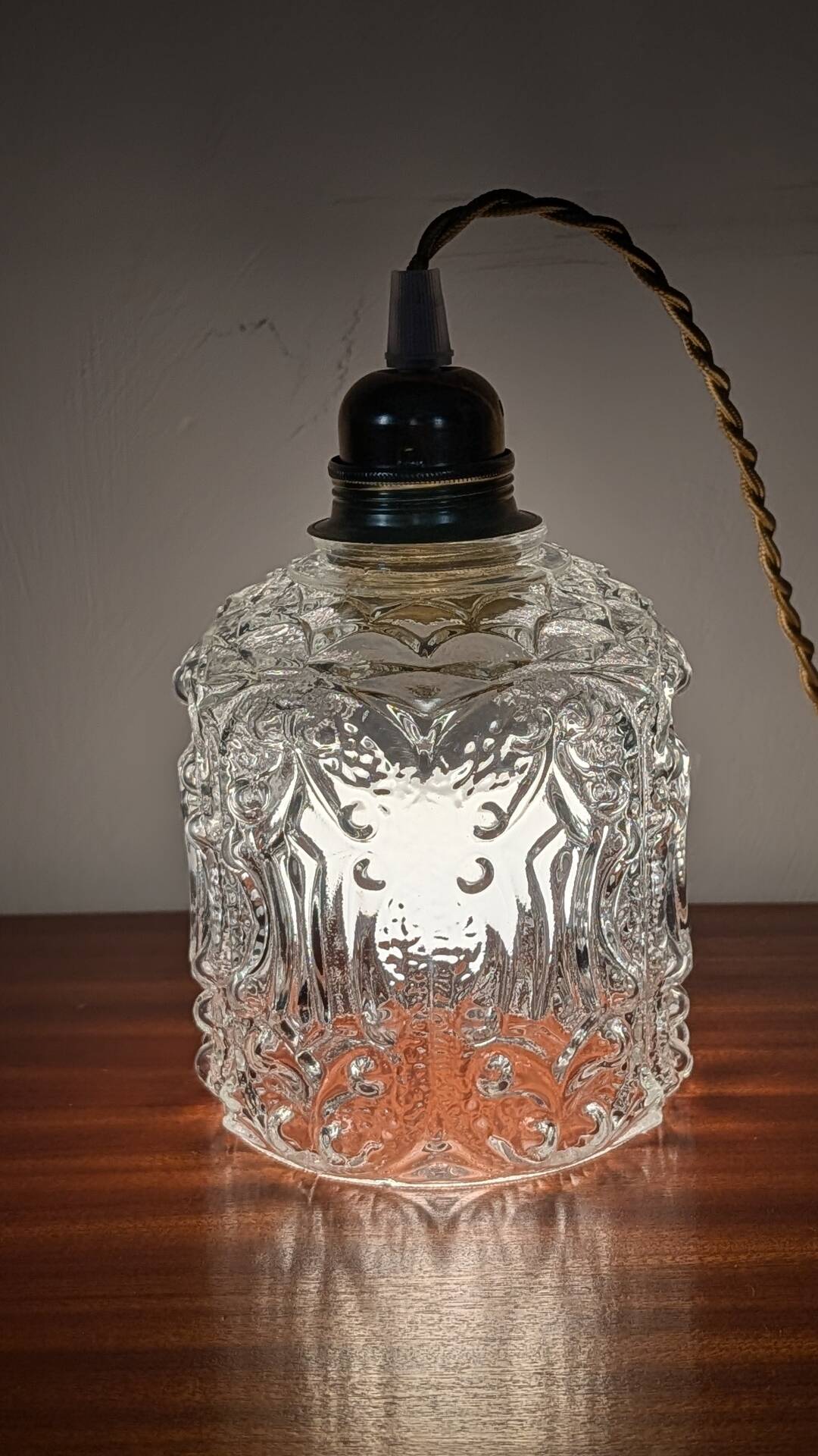 Suspension in moulded glass with floral decoration