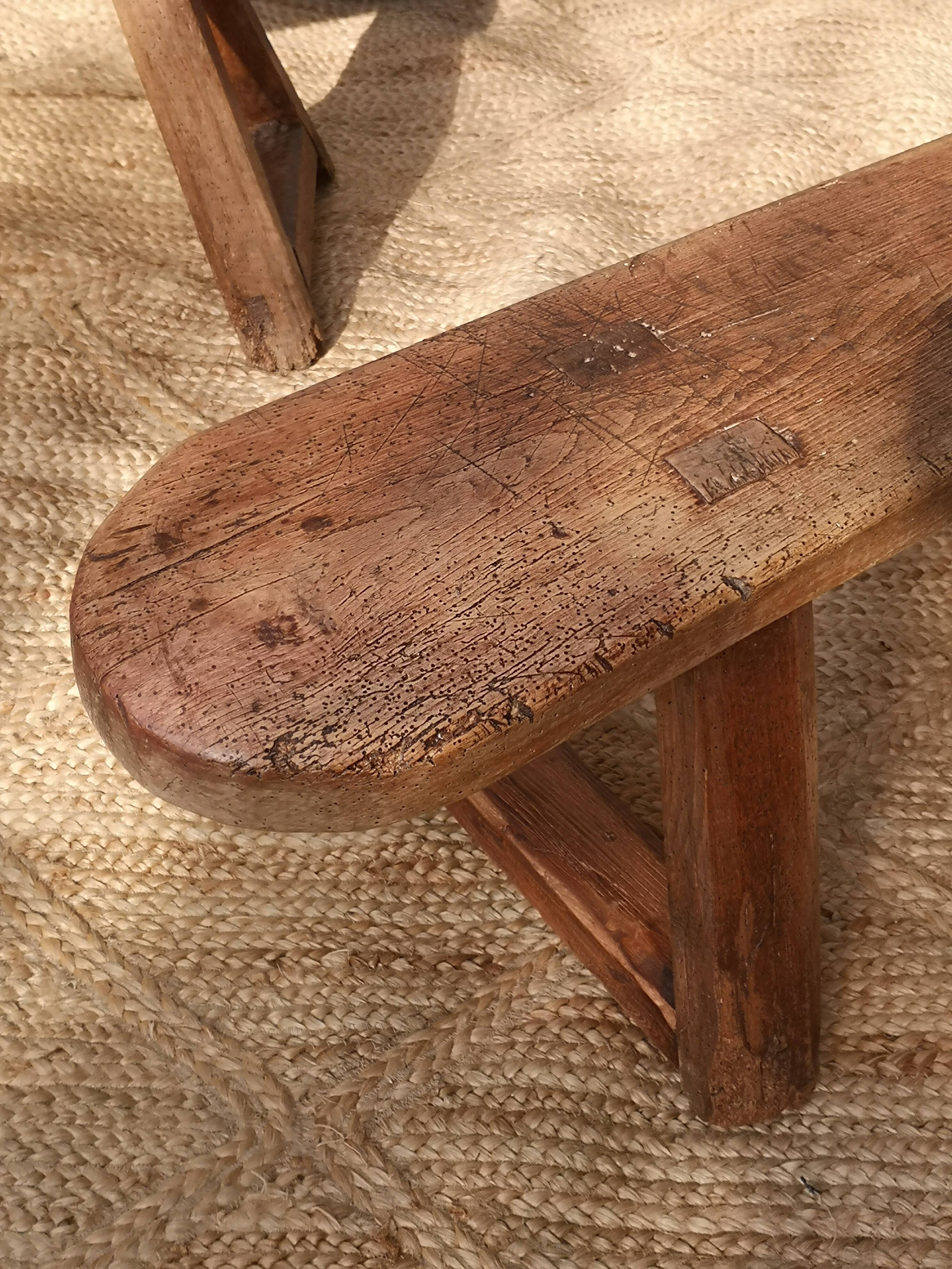 Paire de bancs de campagne en bois brut 18ème siècle