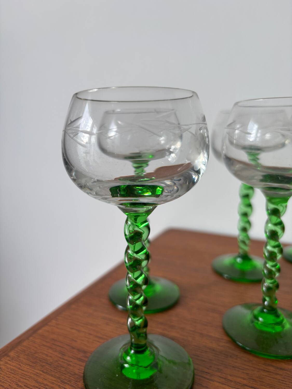 Set of vintage white wine glasses – twisted green stem engraved