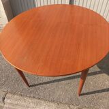 Scandinavian table with integrated extension
