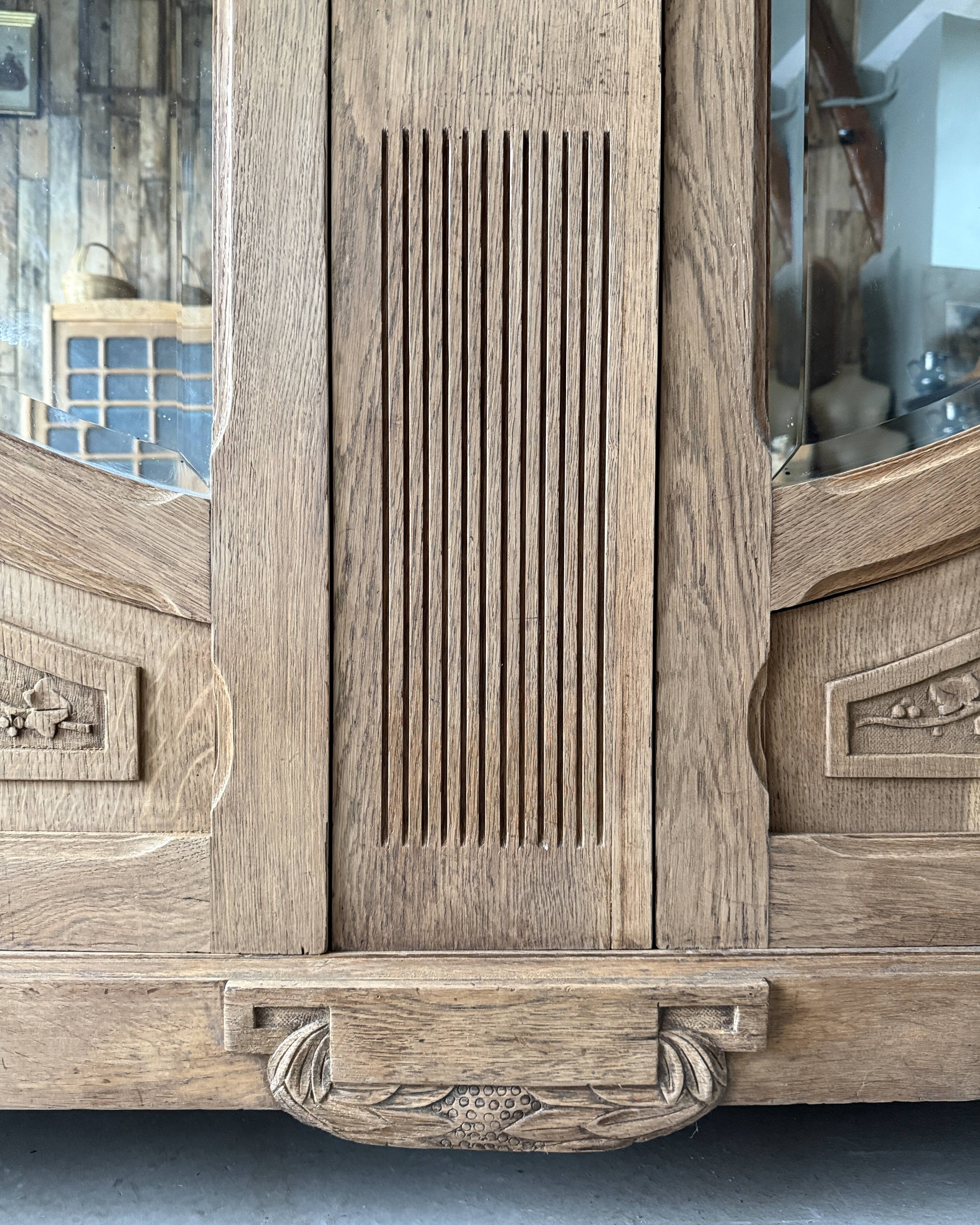 Large Art Nouveau wardrobe in solid oak (renovated)