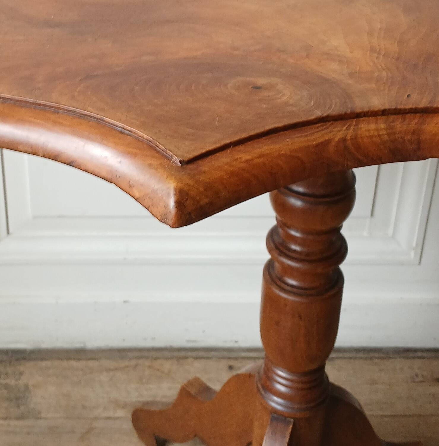 "Violin" tripod console table in blond walnut