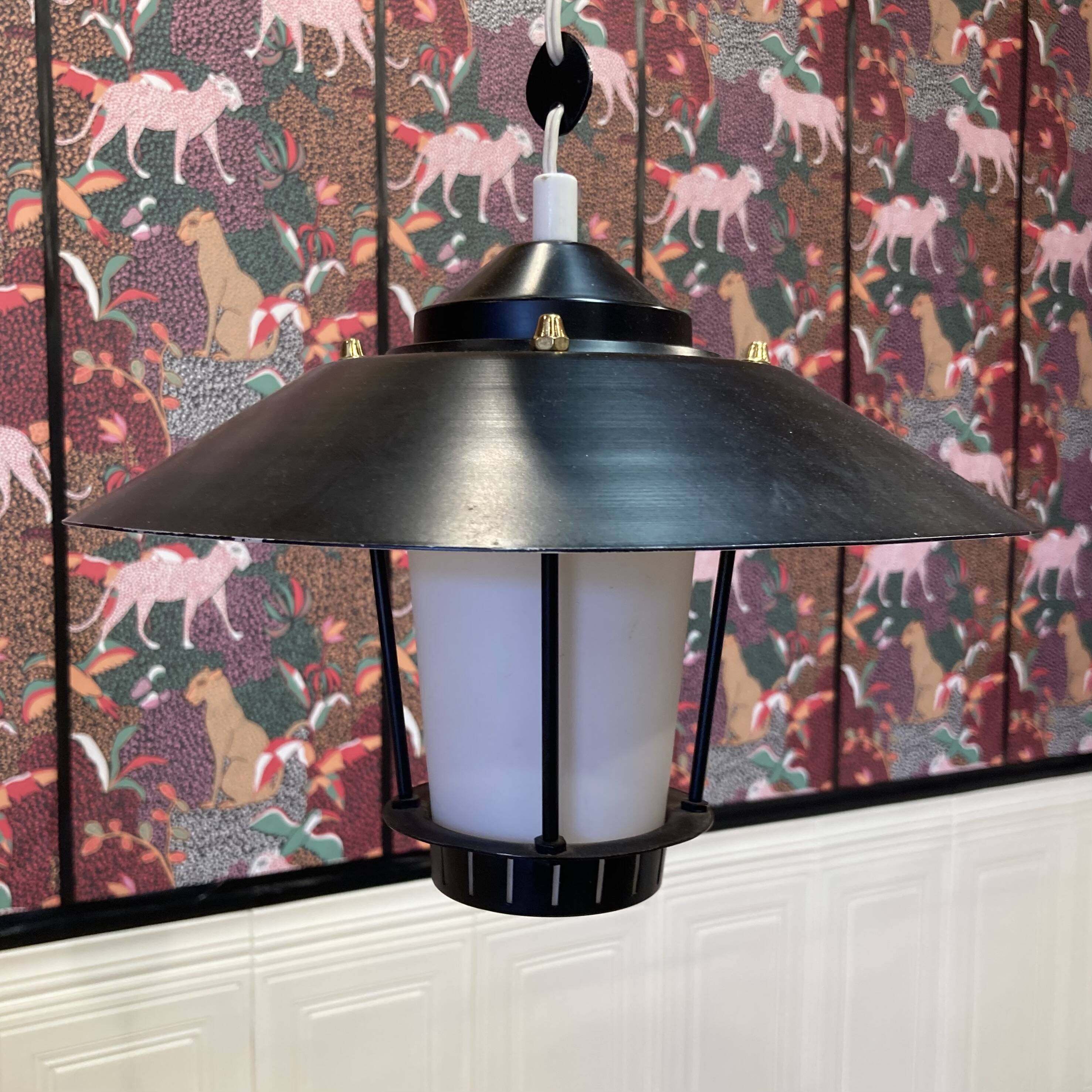 Suspension scandinave en métal et opaline 1950