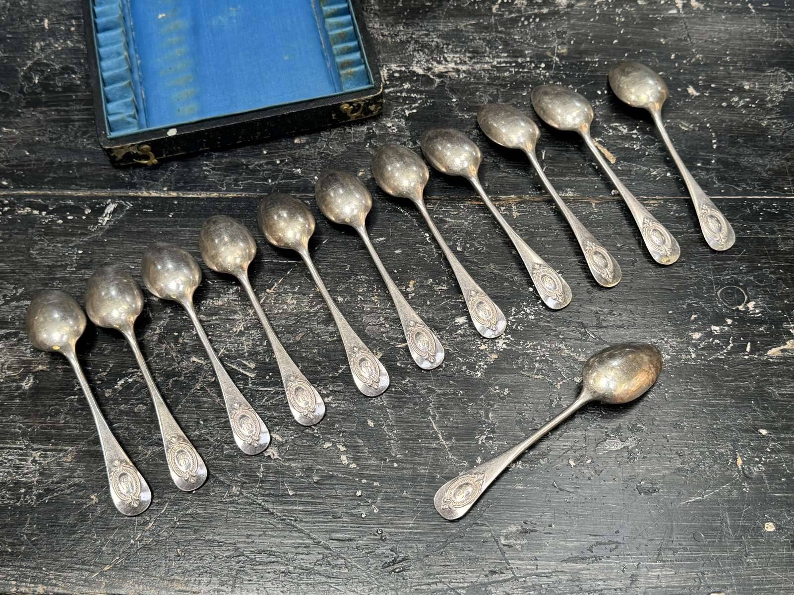 Box of 12 silver-plated dessert spoons in the Old Paris style.