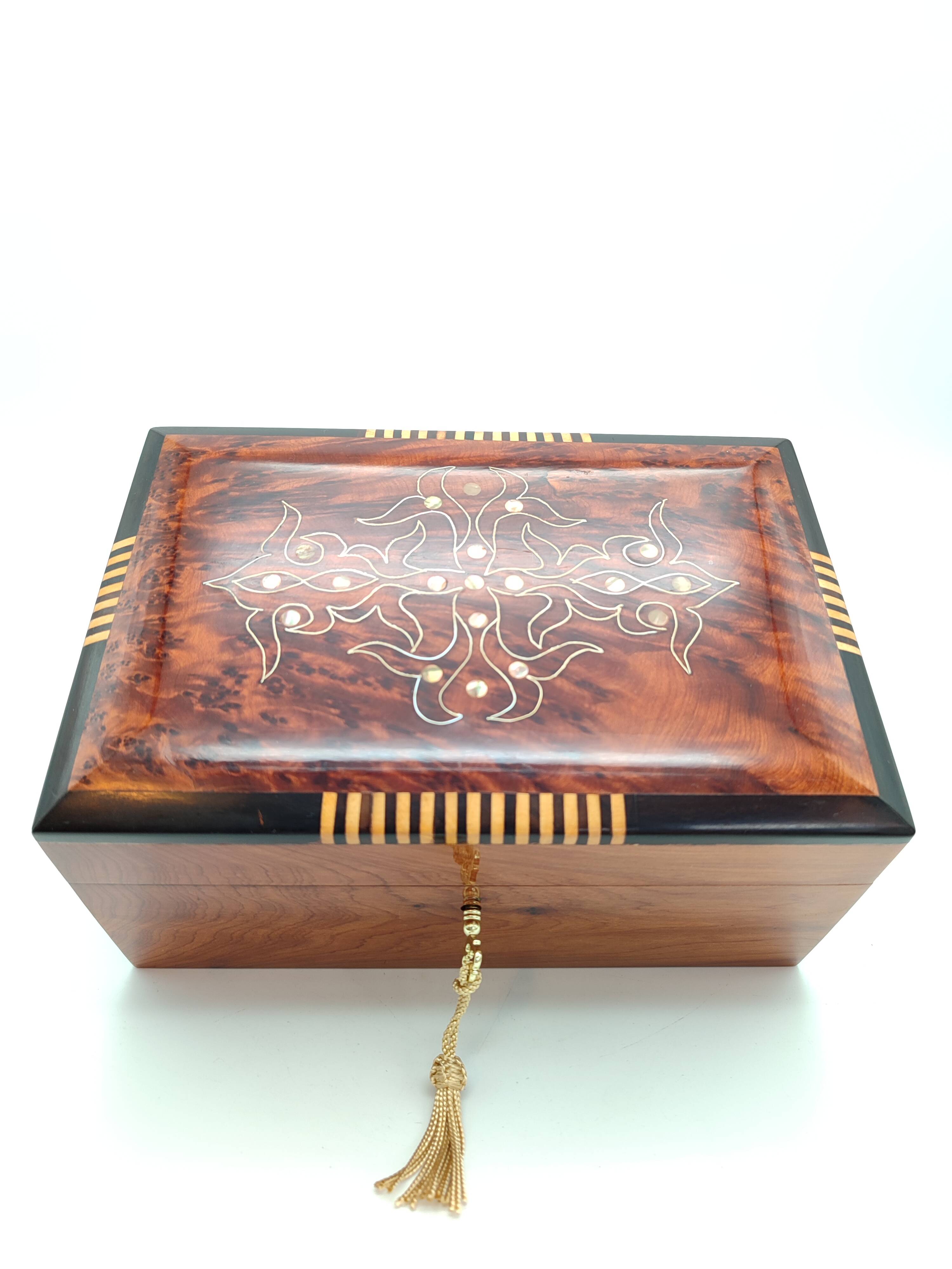 Thuya box locked with pearl encrusted key