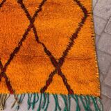 Tapis d'art Beni oren, tapis marocain fait main, tapis jaune noir rouge, tapis jaune abstrait.