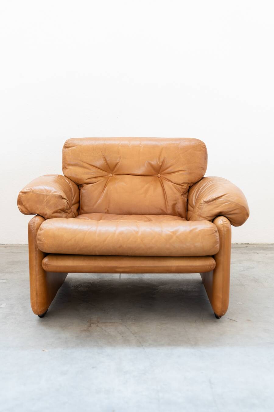 Pair of armchairs with cognac-colored pouf, "Coronado" model by Afra & Tobia scarpa for B&B It