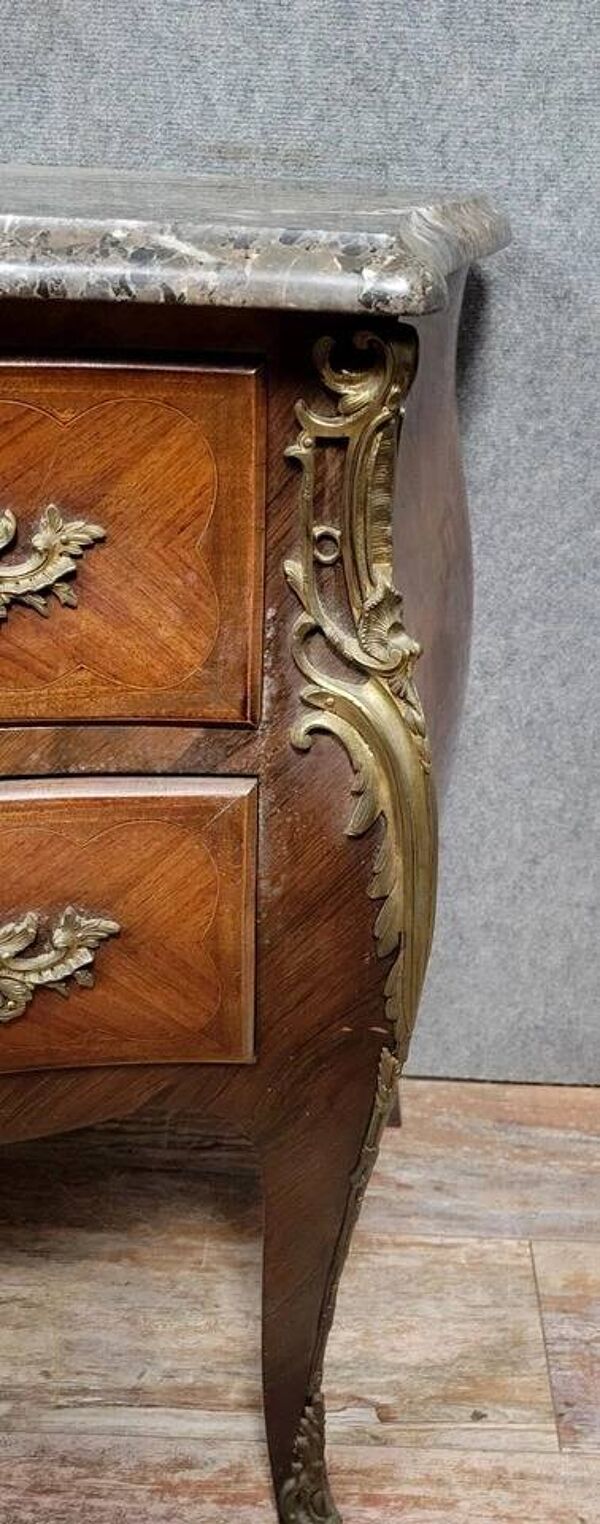 Commode sauteuse galbée style Louis XV en marqueterie vers 1880