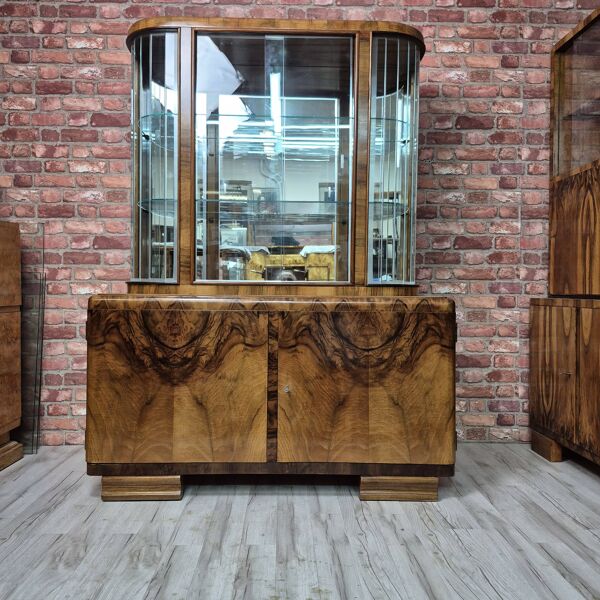 Cabinet d'exposition Art Déco en noyer de qualité muséale avec lattes en verre biseauté.