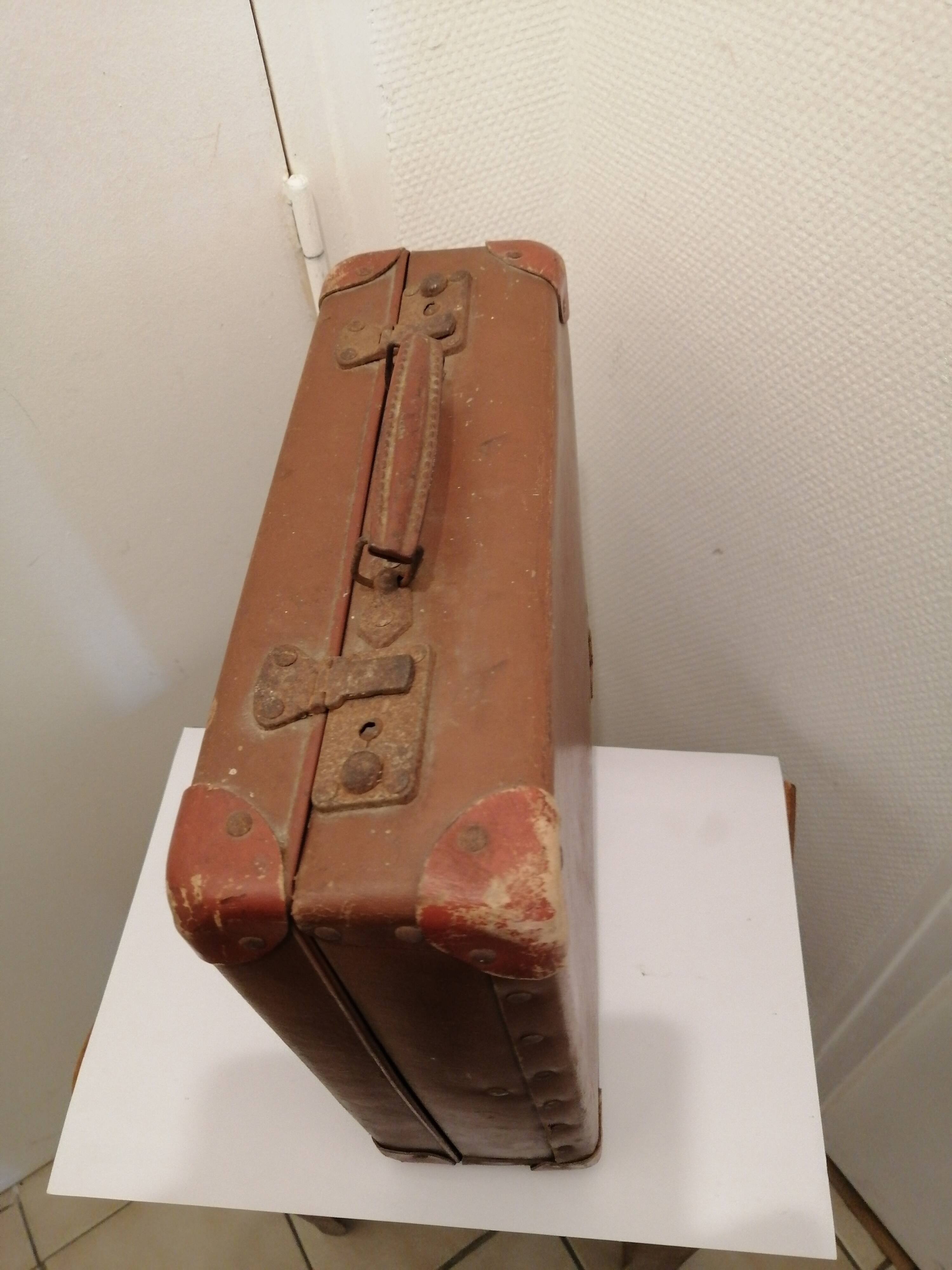 Small old suitcase to revamp