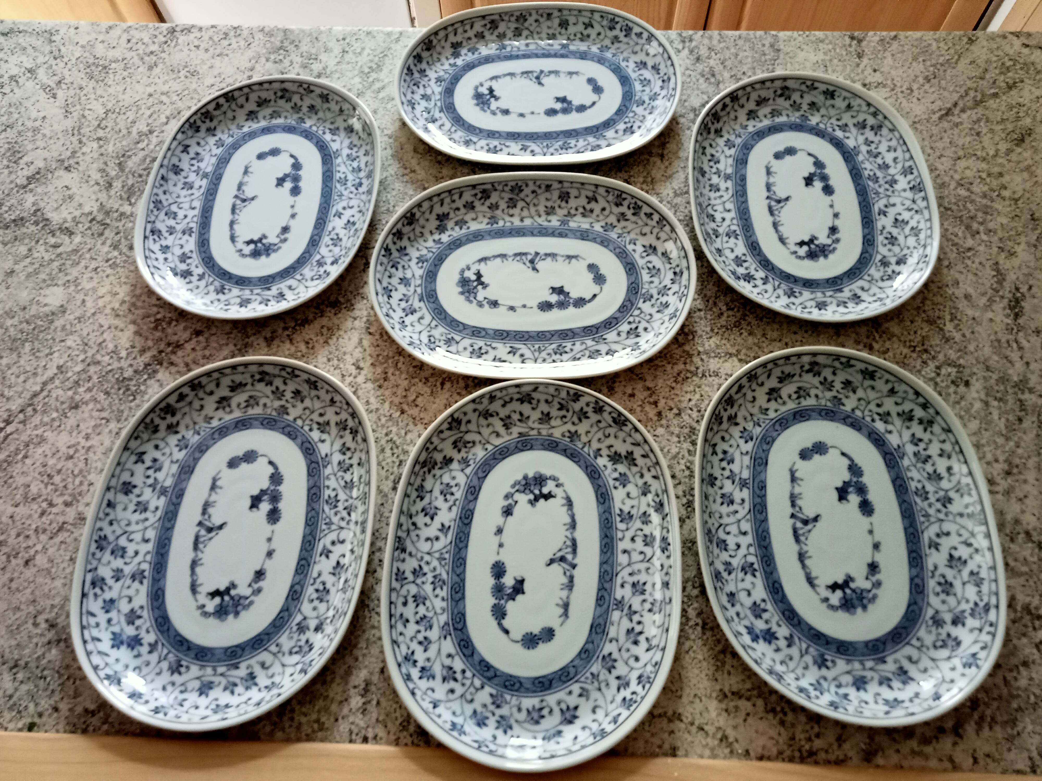 A set of 7 Japanese plates