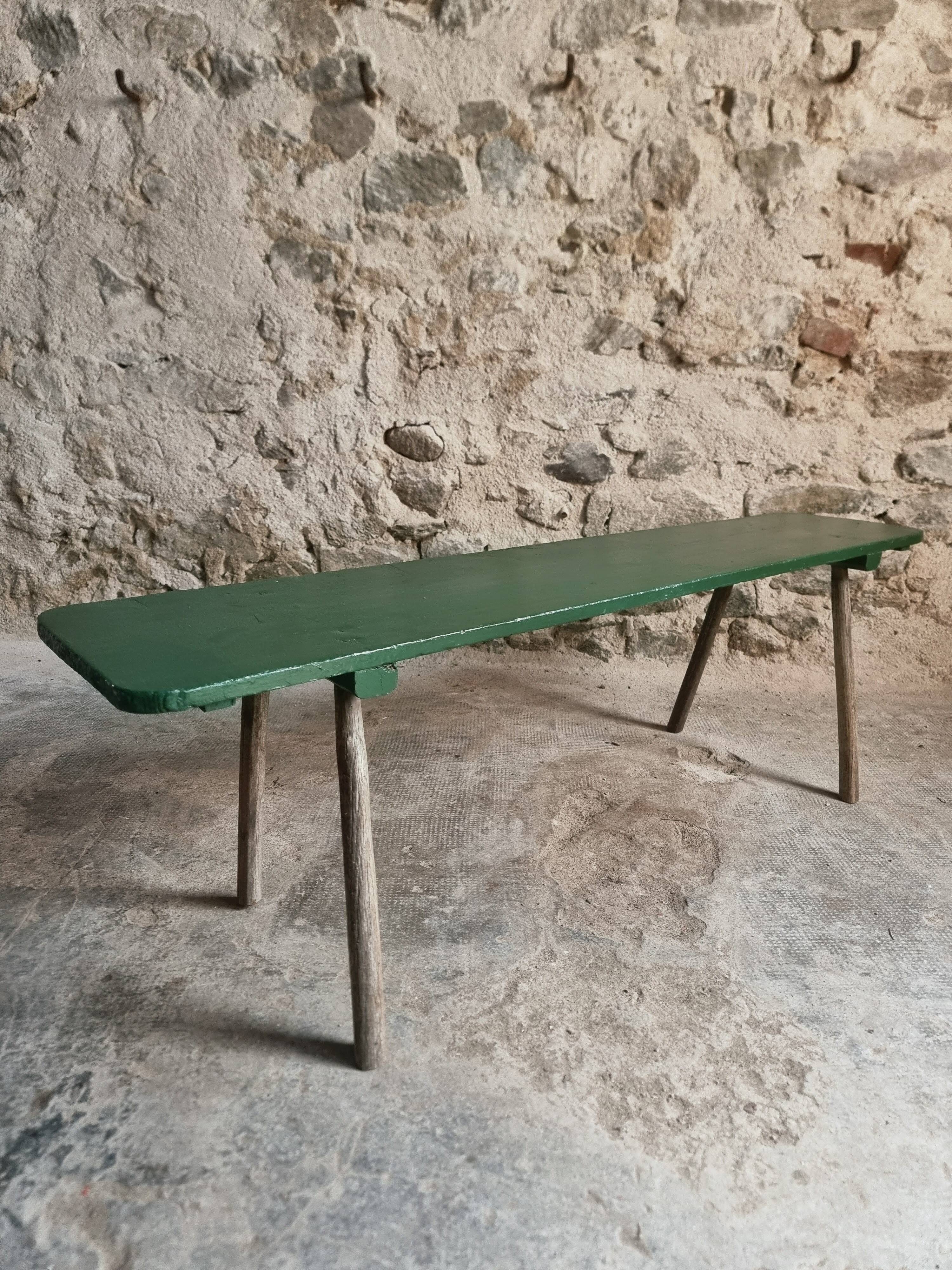 Banc ancien en pin avec pieds en châtaignier, finition peinte en vert, France vers 1900–1930
